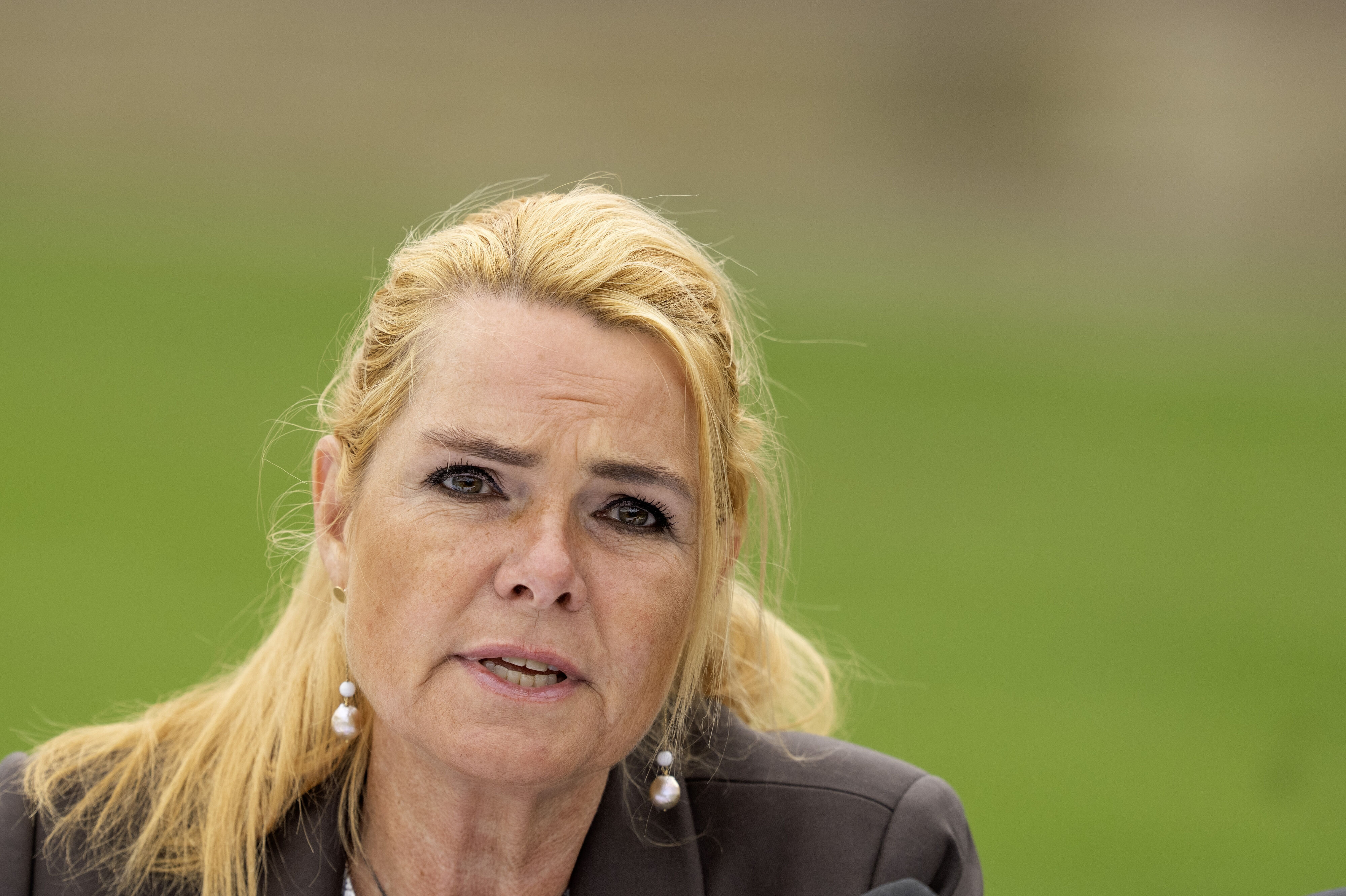 Inger Støjberg fra Danmarksdemokraterne har politianmeldt en hændelse, hvor en bilist angiveligt forsøgte at presse hendes bil ud i et autoværn. (Arkivfoto).