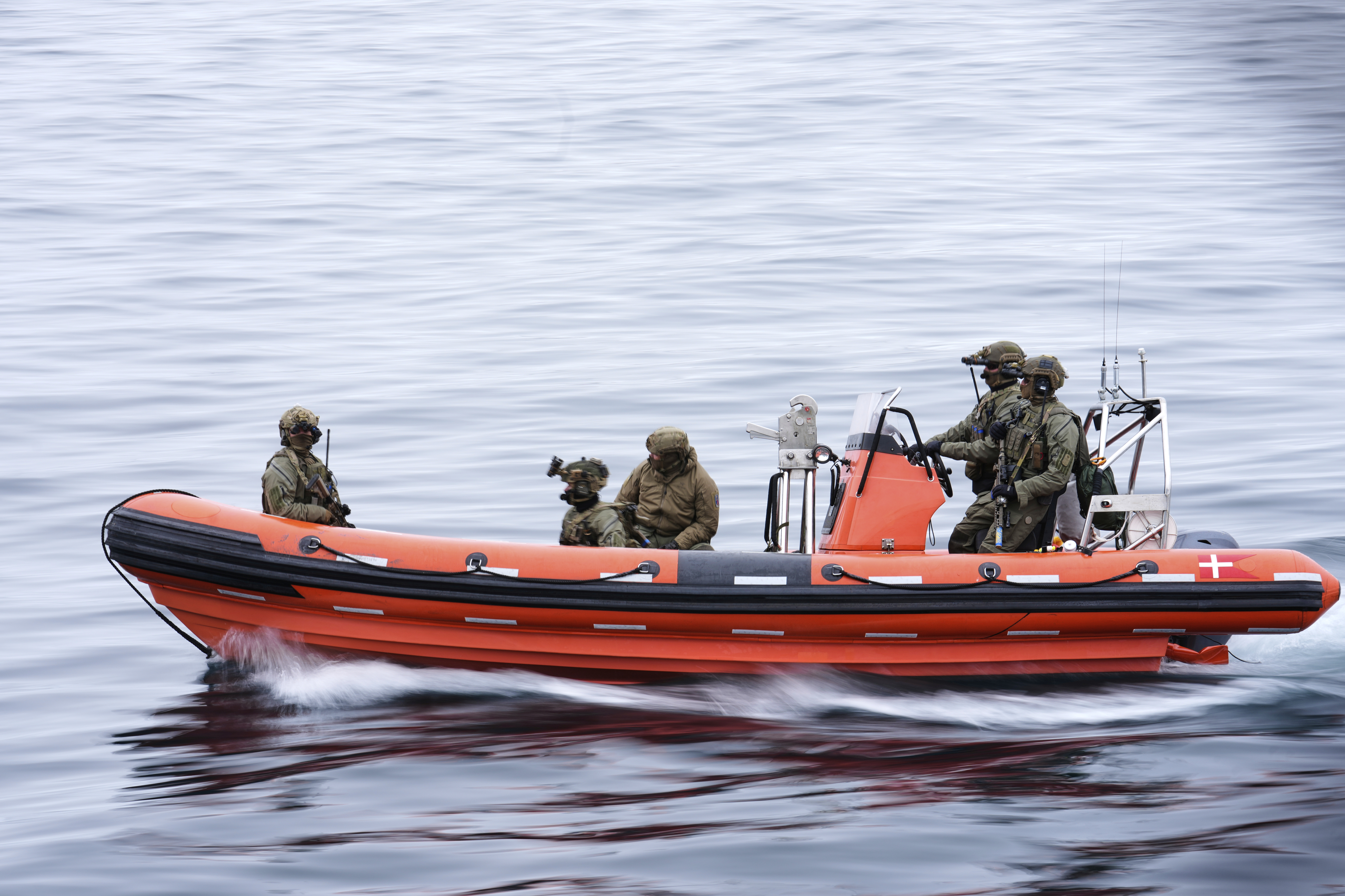 En redningsbåd fra det danske forsvar i aktion ud for Grønland 15. september i forbindelse med militærøvelsen Arctic Light 2025.