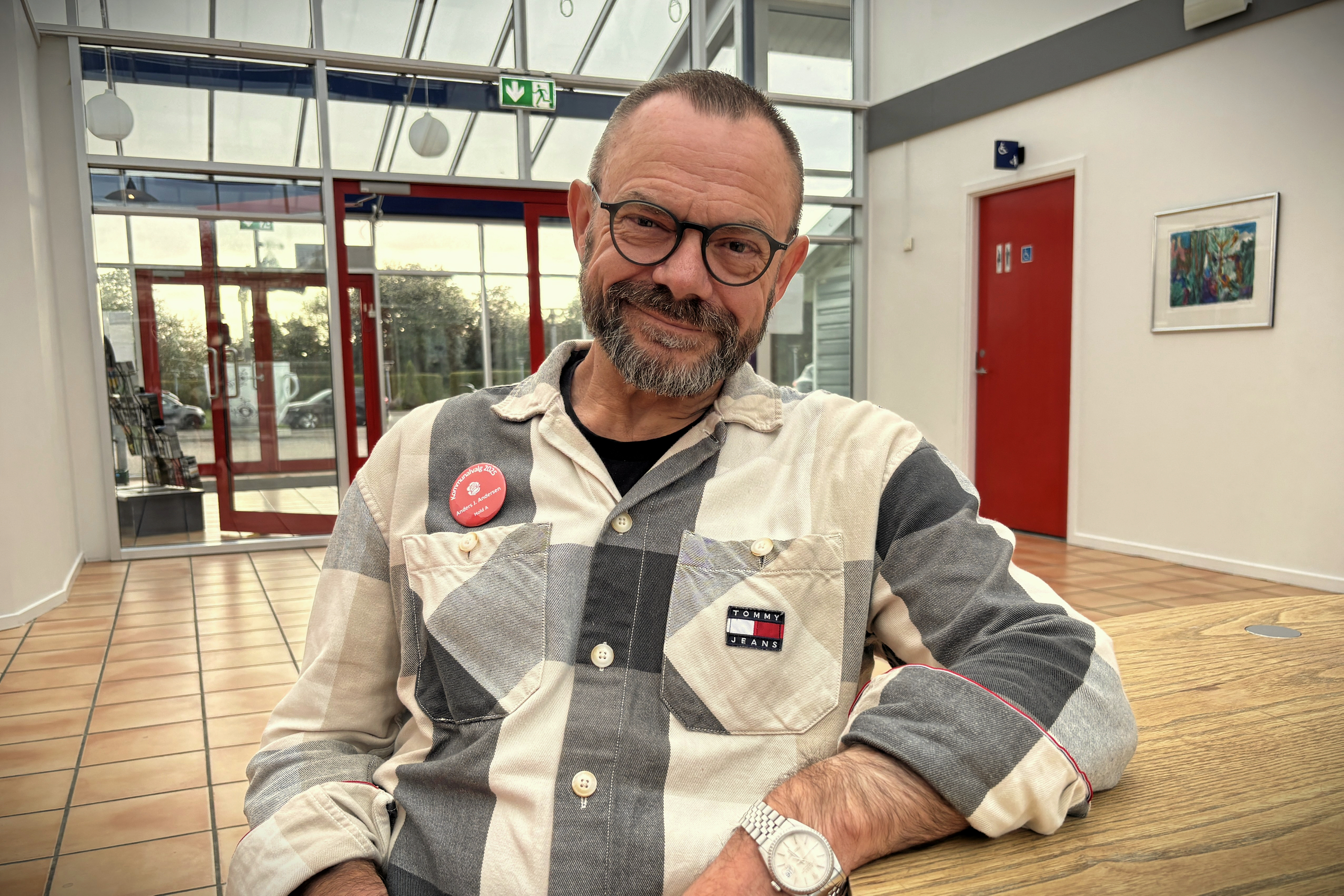 Anders J. Andersen (S) frygter flere biler i byen og håber borgerne vil sige fra.