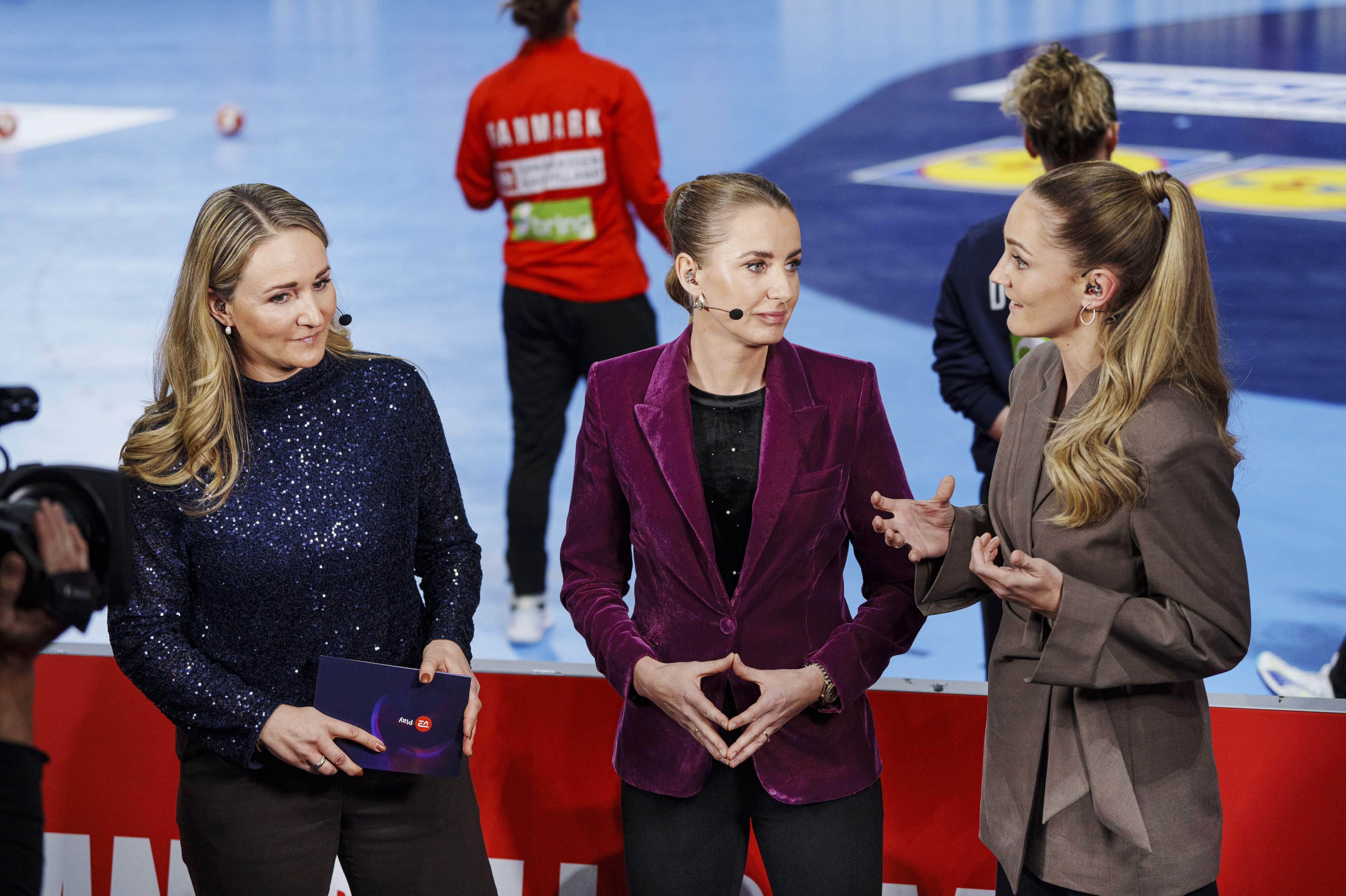 Stine Bjerre Mortensen akkompagneret af håndboldeksperterne Lærke Møller og Sofie Bæk før kampen mellem Danmark og Holland i mellemrunden ved EM i kvindehåndbold i Østrigs hovedstad, Wien, i 2024. (Arkivfoto).