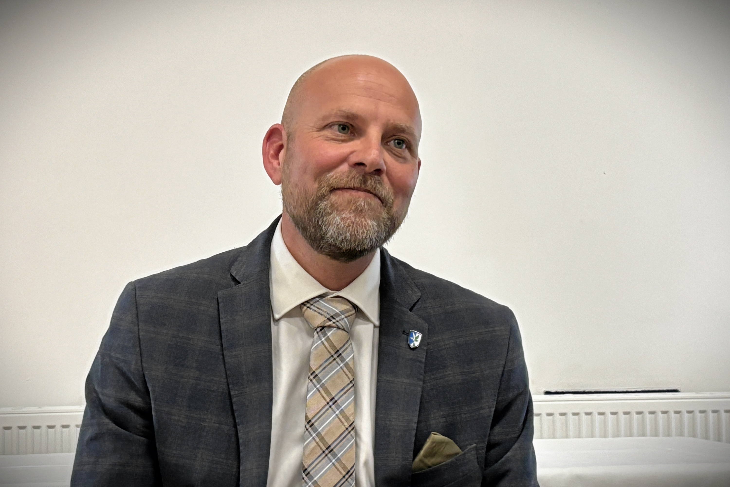 - De store master pynter ikke ligefrem i landskabet, og ved at grave kablerne ned kan vi mindske generne for rigtig mange mennesker og for naturen, siger Vordingborg Kommunes borgmester, Mikael Smed.