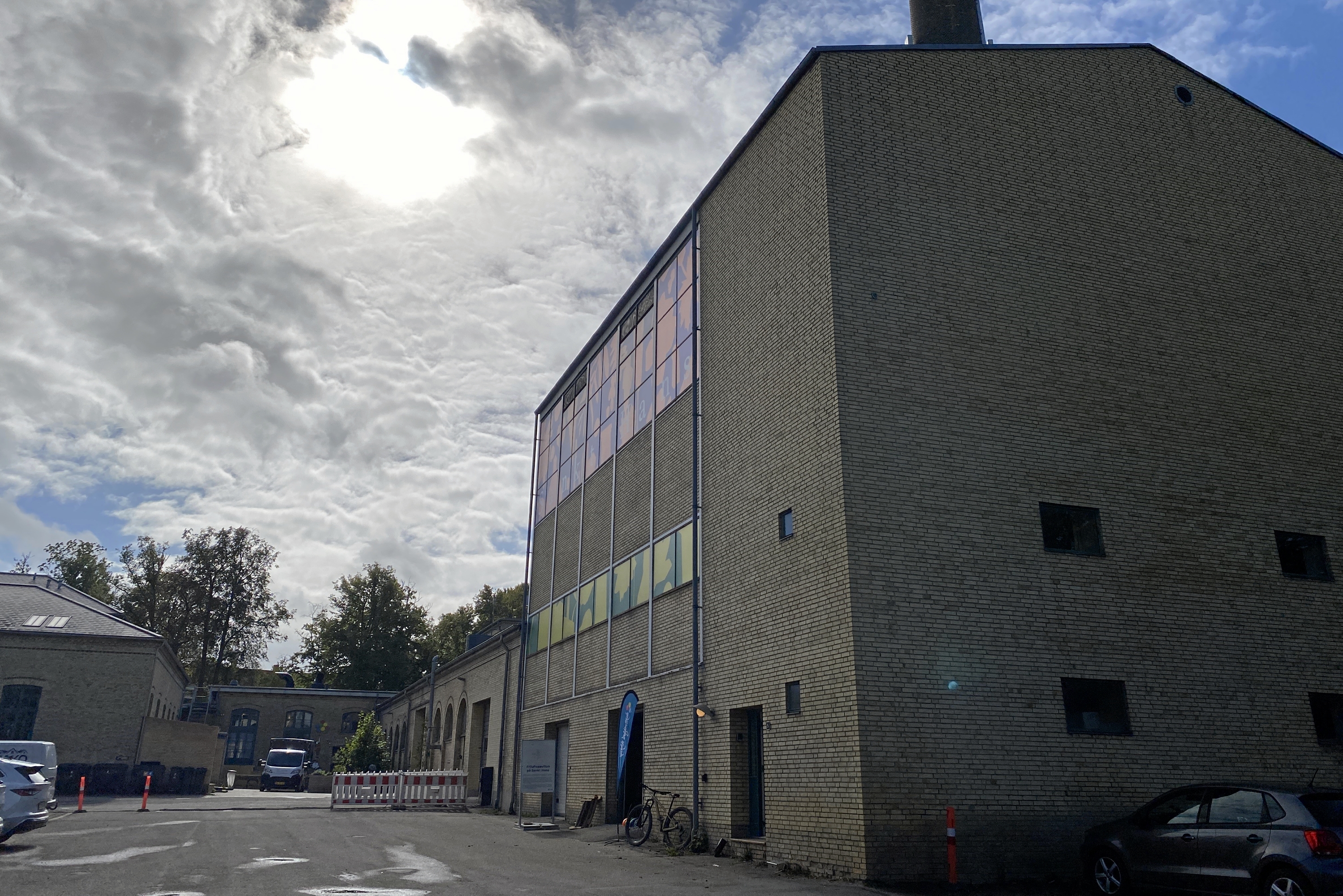 Karoline Ebbensen har allerede fået opkaldt en plads efter sig på Skt. Hans. Den ligger ved Centralmagasinet og hedder Karoline Ebbesens Plads. - Lars Ahn Pedersen Karoline Ebbensen har allerede fået opkaldt en plads efter sig på Skt. Hans. Den ligger ved Centralmagasinet og hedder Karoline Ebbesens Plads.