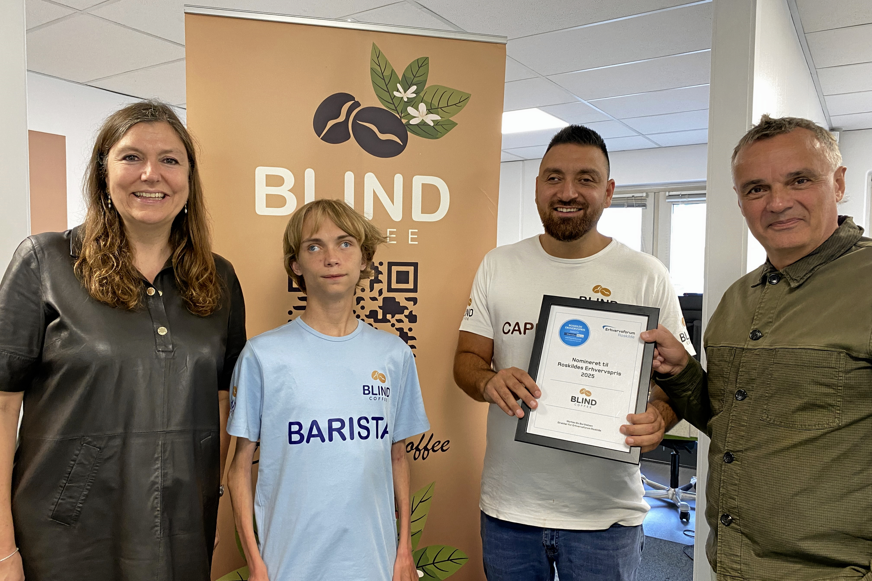 Blind Coffee er nomineret til Roskilde Erhvervspris. I midten ses Samuel Karlsen (tv) og Gökhan Koyuncu fra Blind Coffee stående mellem senior erhvervsrådgiver Eva B. Jensen fra Danske Bank og direktør for Roskilde Handel og Erhverv Morten Bo Berthelsen.