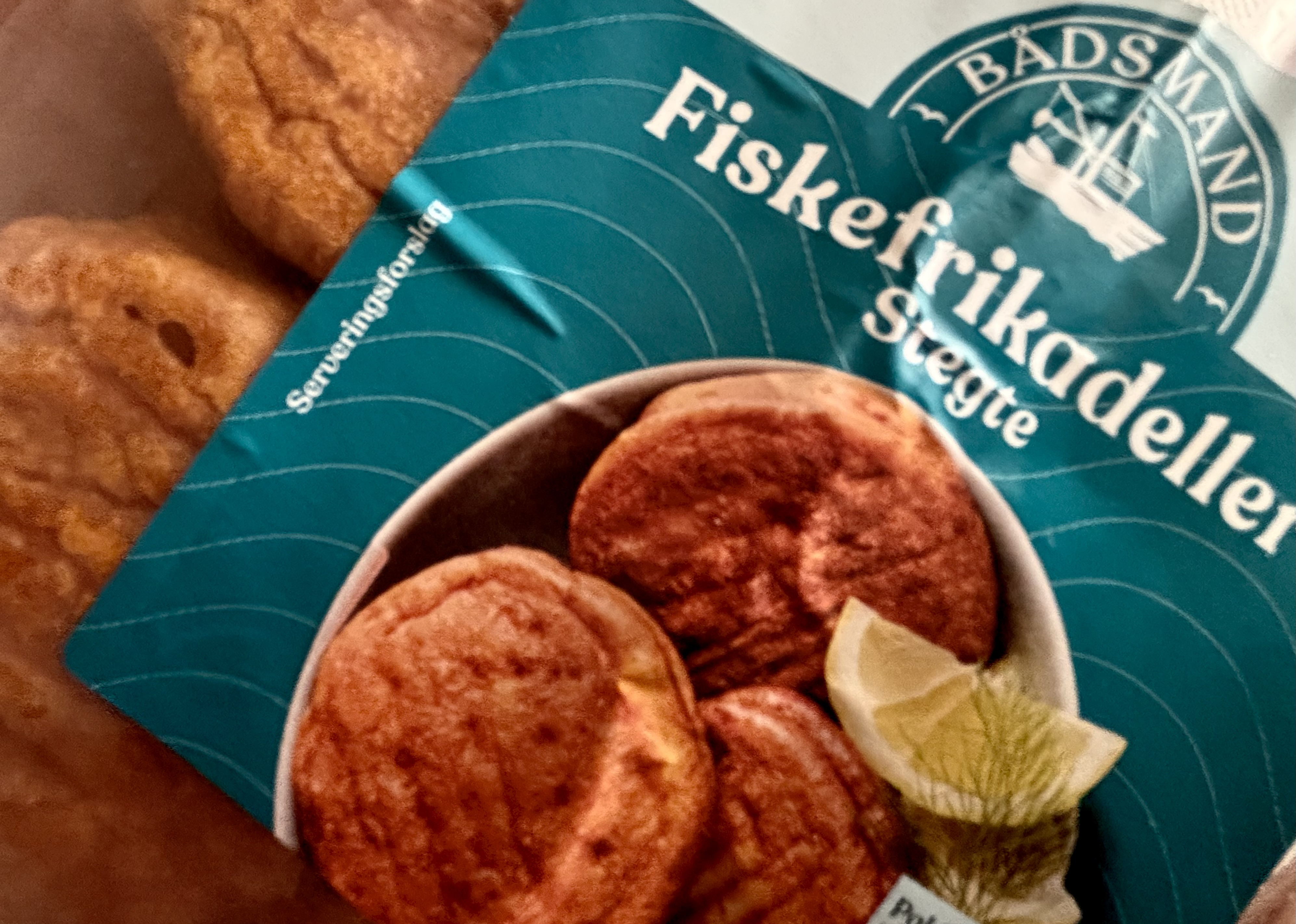 Fiskefrikadellerne på billedet har ikke nødvendigvis noget med artiklens indhold at gøre. De stammer dog fra det mærke, som fiskefrikadellerne er tilbagekaldt fra.