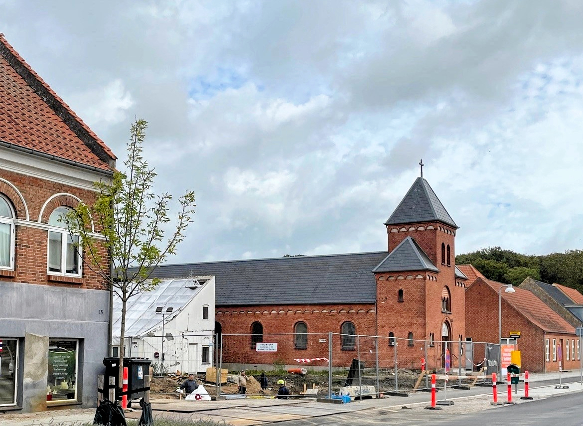 Den katolske kirke i Sct Knudsgade i Ringsted har været nabo til et hul i bybilledet i næsten to år. Nu er det snart slut.