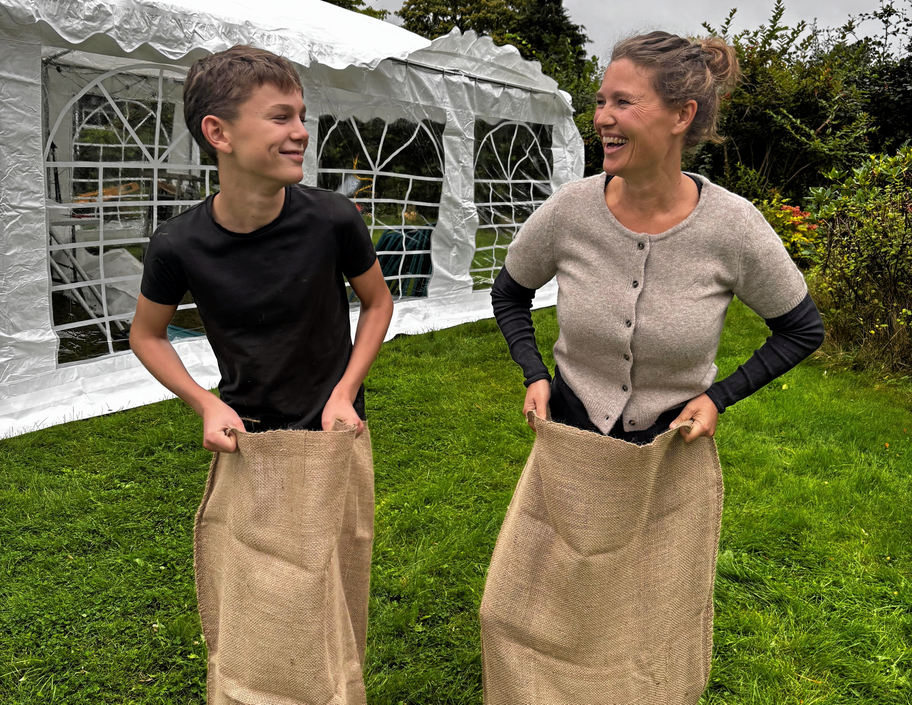 De Konservative i Hørsholm inviterer til familie- og sundhedsdag på Ridebanen. Her er det kandidat Charlotte Kirchheiner i sækkeløbsdyst med Johan.