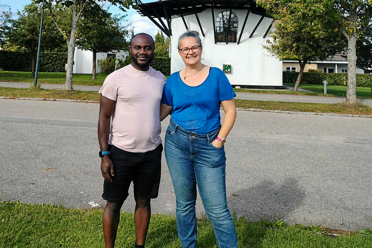 Regitze Gottschalch og hendes mand Clement har udlever deres drøm om aktivt at bidrage til udviklingen Ghana for at forbedre levevilkårene for almindelige ghanesere og understøtte udviklingen af demokratiet.