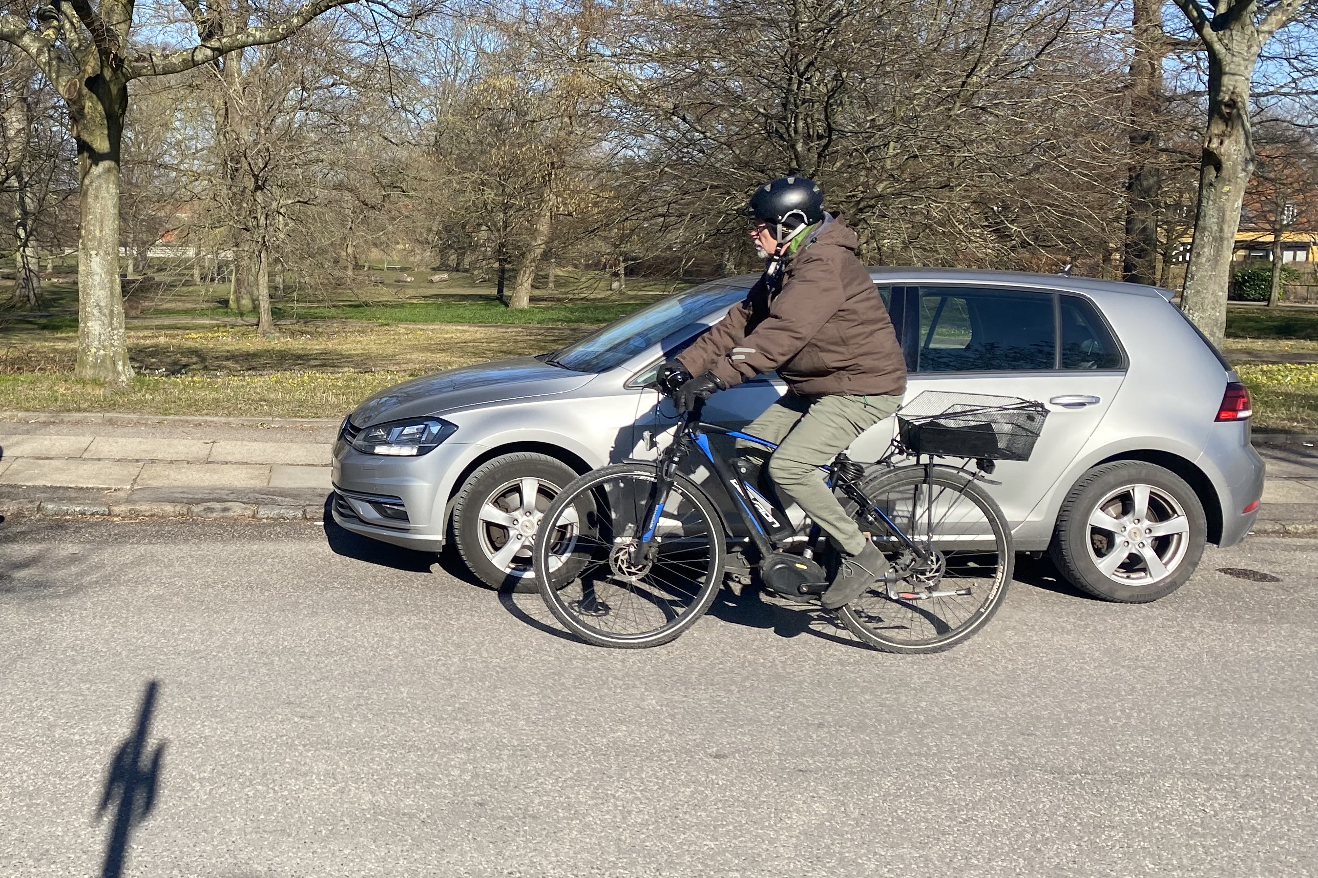 På Dronning Margrethes Vej i Roskilde er der kommet cykelsti, så cyklisterne ikke længer bliver klemt mellem kørende og parkerede biler.