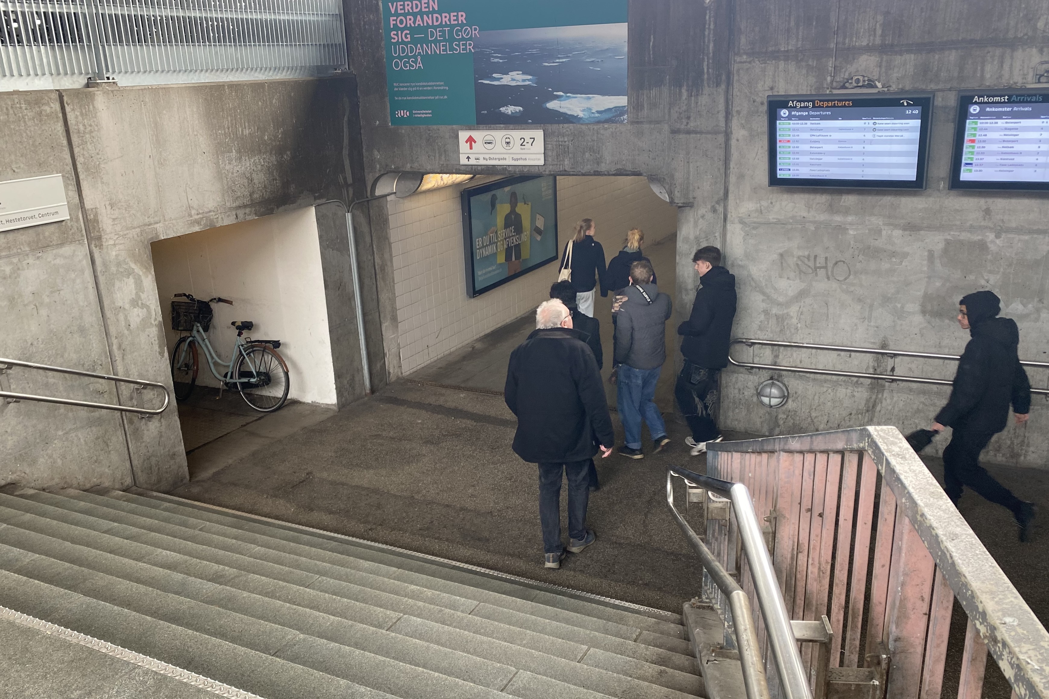 En af de første episoder fandt ifølge den 15-årige sted inde i cykelkælderen på Roskilde Station, der her ses til venstre for enden af trapperne.