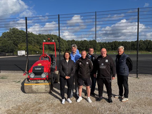 Repræsentanter fra Nivå-Kokkedal Fodboldklub og Fredensborg Boldklub, borgmester og udvalgsformand glæder sig til at banerne snart står færdige. Fra venstre Charlotte Sander (S), Thomas Lykke Pedersen (S), Kim Nielsen (Nivå Kokkedal Fodbold), Kenneth Kristensen (Fredensborg BK), Ralf Antonsen (Fredensborg BK) og Flemming Lauenborg (Topsport)