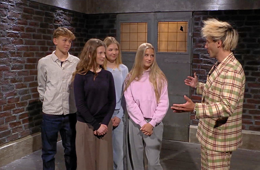 Valdemar, Anna, Isolde og Viktoria fra Rungsted Skole på vej ind i Løvens Hule Junior med programmets vært Jonas Madsen.
