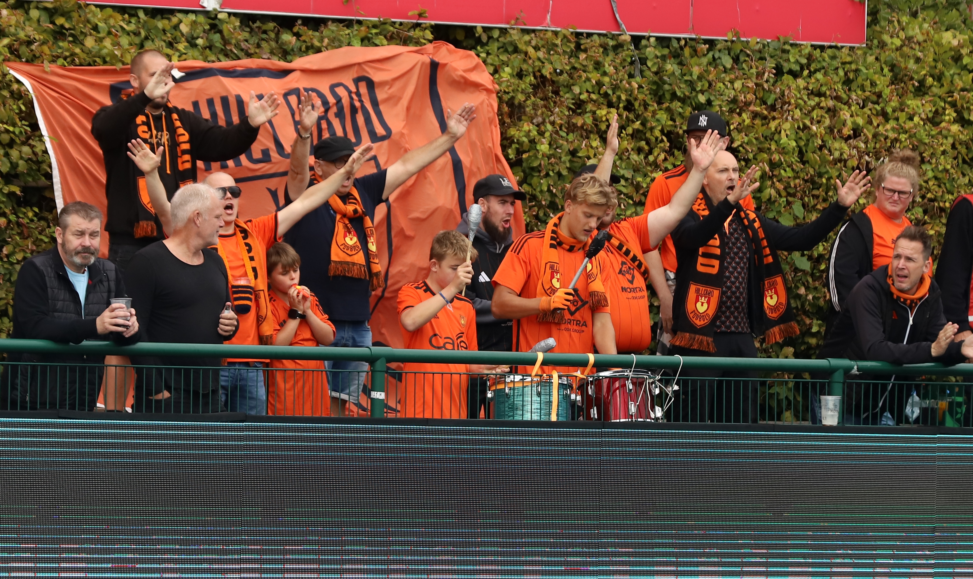 Snart vajer de orange faner over Hillerød Fodbolds rigtige hjemmebane på Secma Ground i Hillerød.