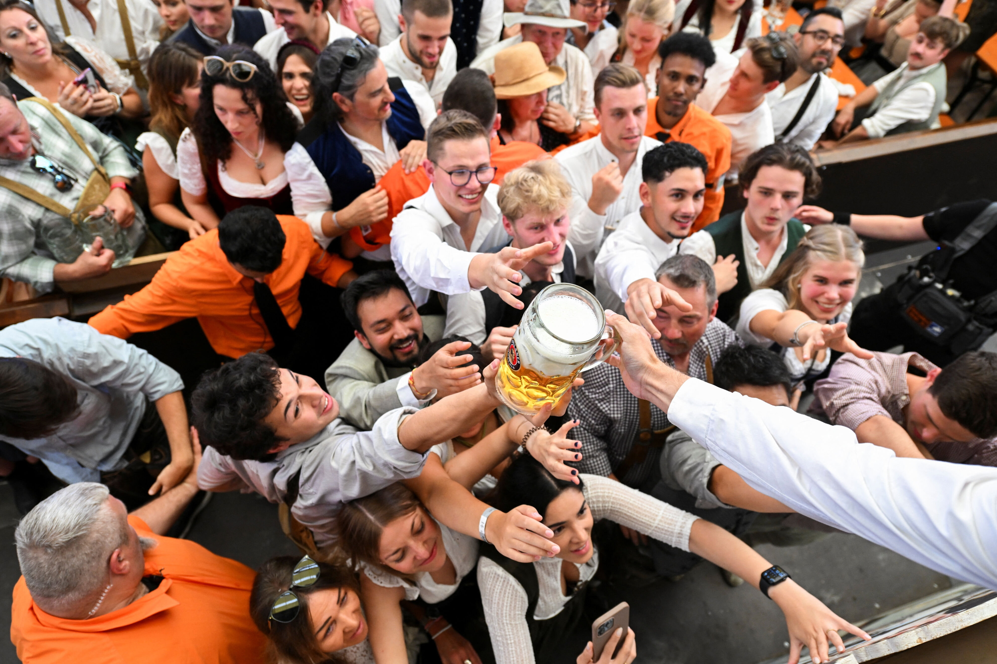 Gæster flokkes for at få den første øl til Oktoberfest 2025. I alt forventes det, at syv millioner gæster vil besøge ølfestivalen i år.