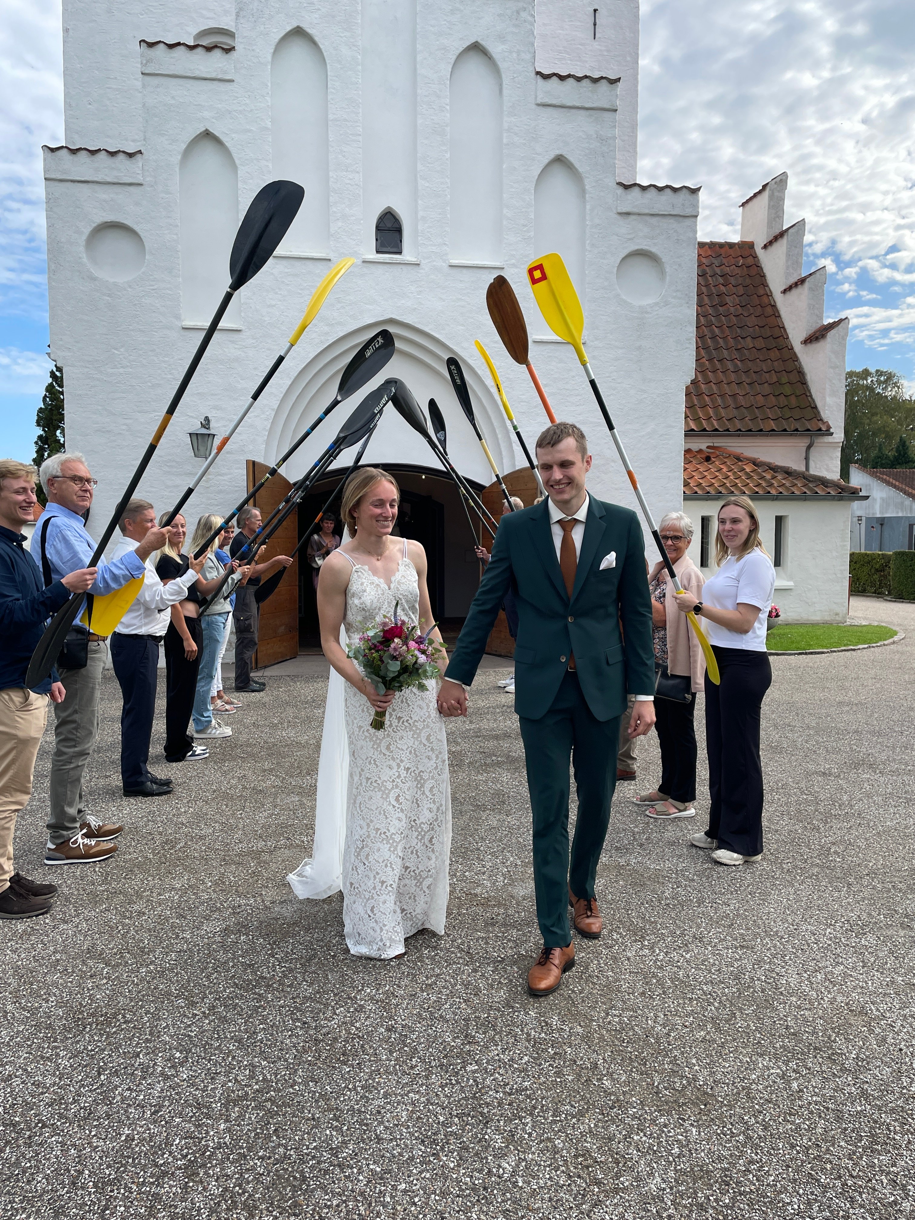 Mange af Lyngby Kanoklubs medlemmer dannede espalier foran Lundtofte Kirke lørdag den 20. september, da Frederikke Hauge Matthiesen og Nicolai Mørcke blev gift. Nu kan de vinde sammen ved årets sidste store stævne.