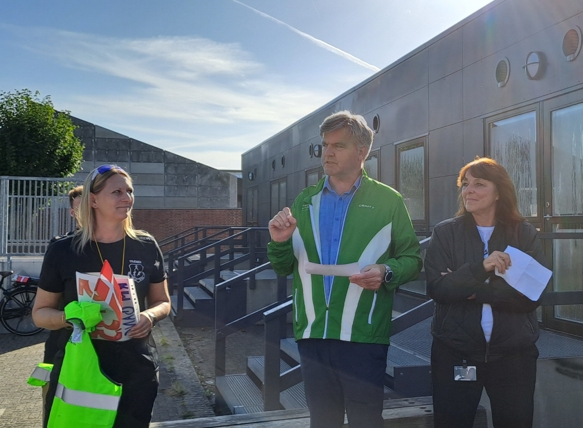 Nina Duschek fra Nivå Trim, borgmester Thomas Lykke Pedersen (S) og udvalgsformand Charlotte Sander (S) byder velkommen. - Fredensborg Kommune Nina Duschek fra Nivå Trim, borgmester Thomas Lykke Pedersen (S) og udvalgsformand Charlotte Sander (S) byder velkommen.