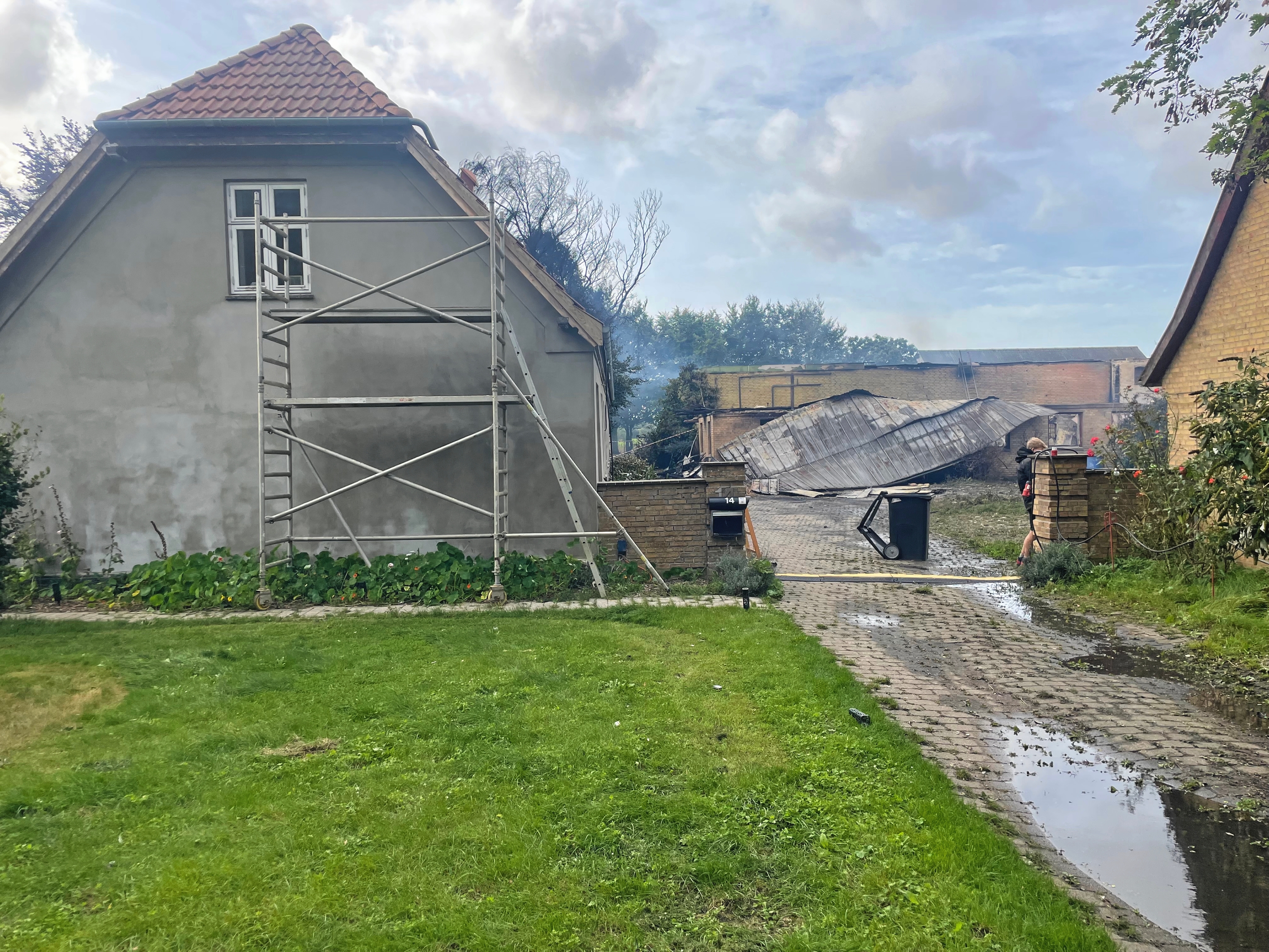 Det lykkedes brandfolkene at redde stuehuset fra flammerne i Kvislemark. - Kim Palm Det lykkedes brandfolkene at redde stuehuset fra flammerne i Kvislemark.