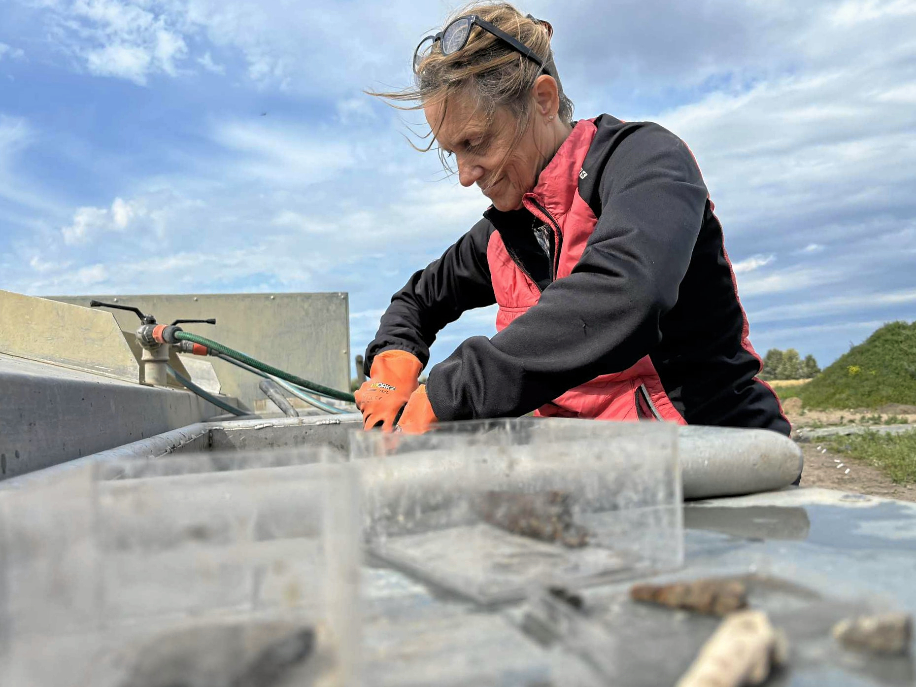 Charlotte Dideriksen er en af de mange frivillige, der hjælper arkæologer med udgravninger.