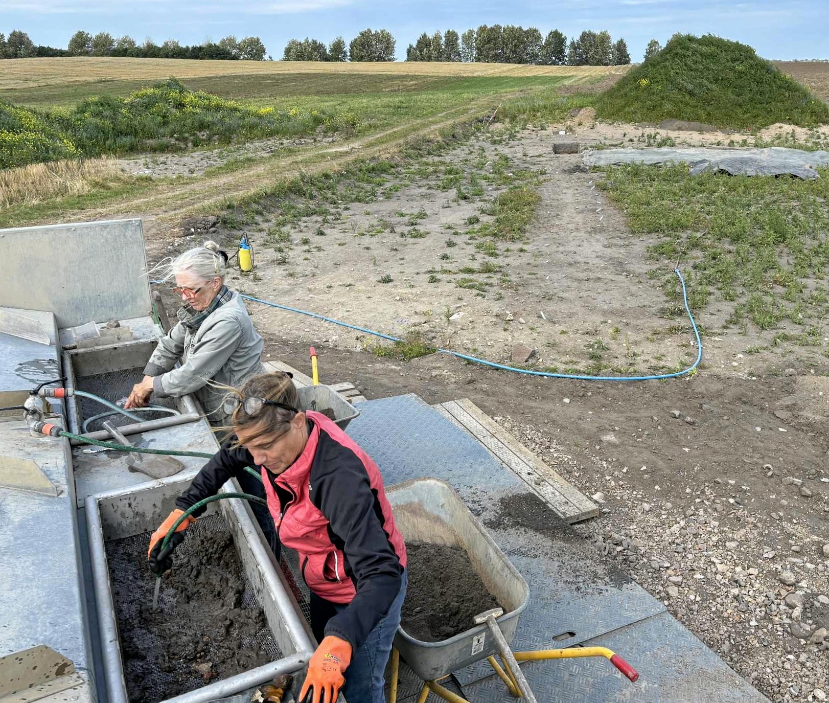 Charlotte Dideriksen (forrest) og Hanne Jensen deltager flere dage om ugen i udgravninger på Smørkilde Bakke. - Museum Nordsjælland Charlotte Dideriksen (forrest) og Hanne Jensen deltager flere dage om ugen i udgravninger på Smørkilde Bakke.