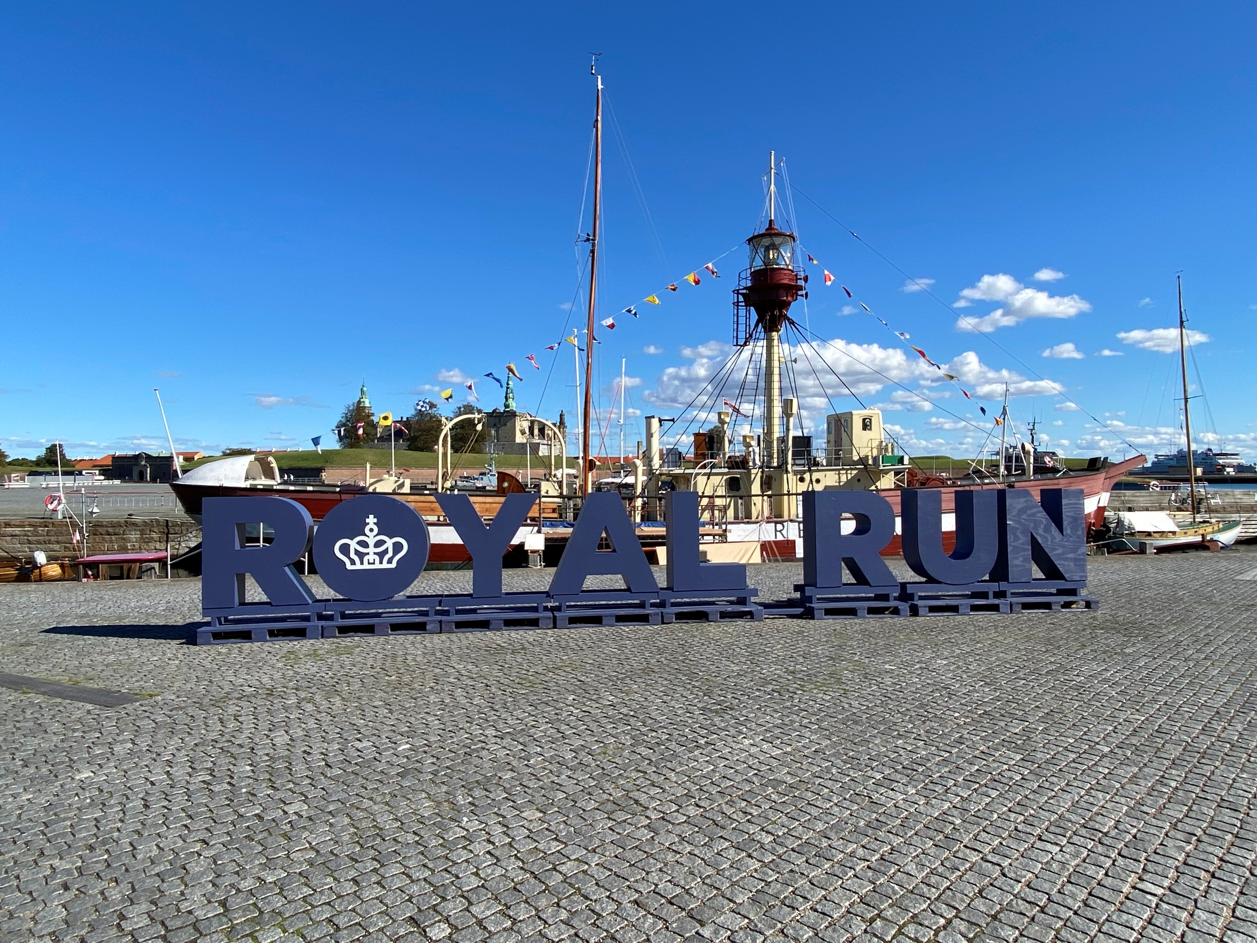 Royal Run-skiltet foran det historiske fyrskib og Kronborg i horisonten.