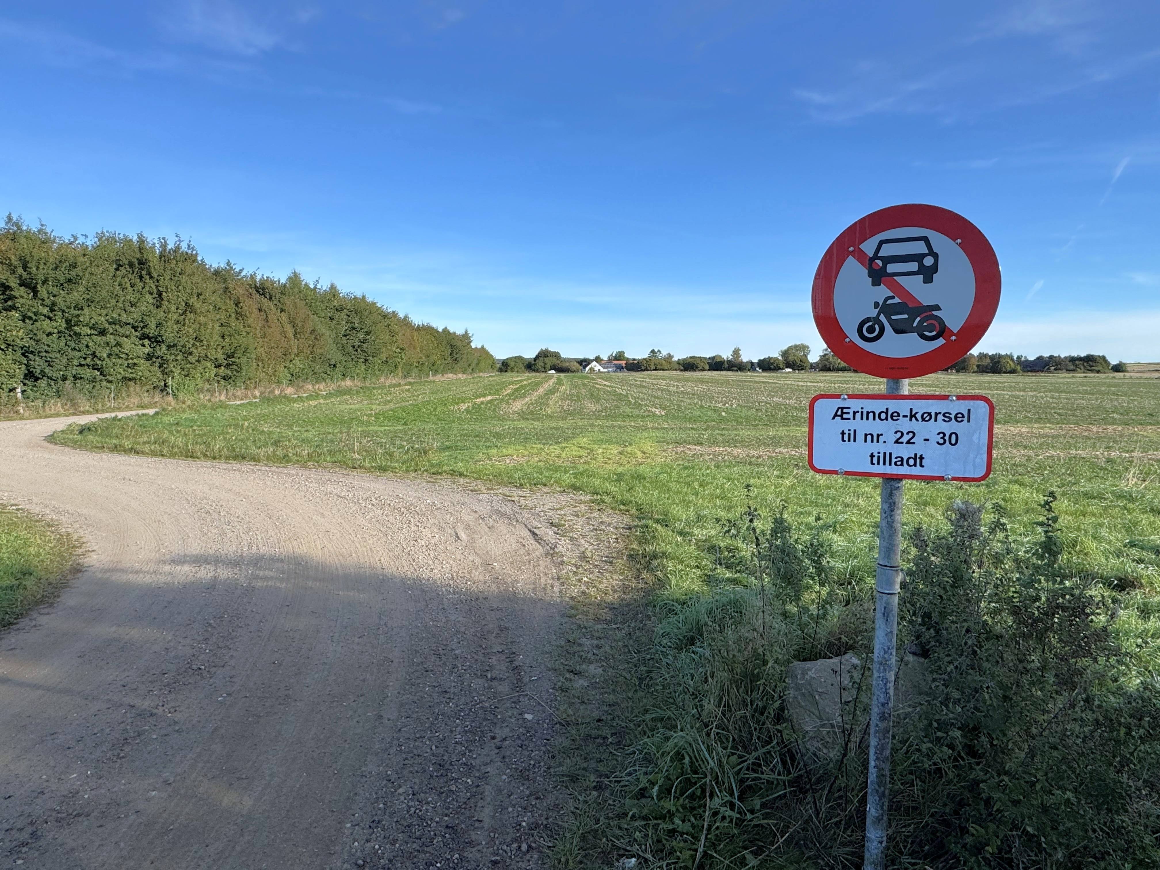 En beboer har nu selv sat det her vejskilt op på Bøstofte.