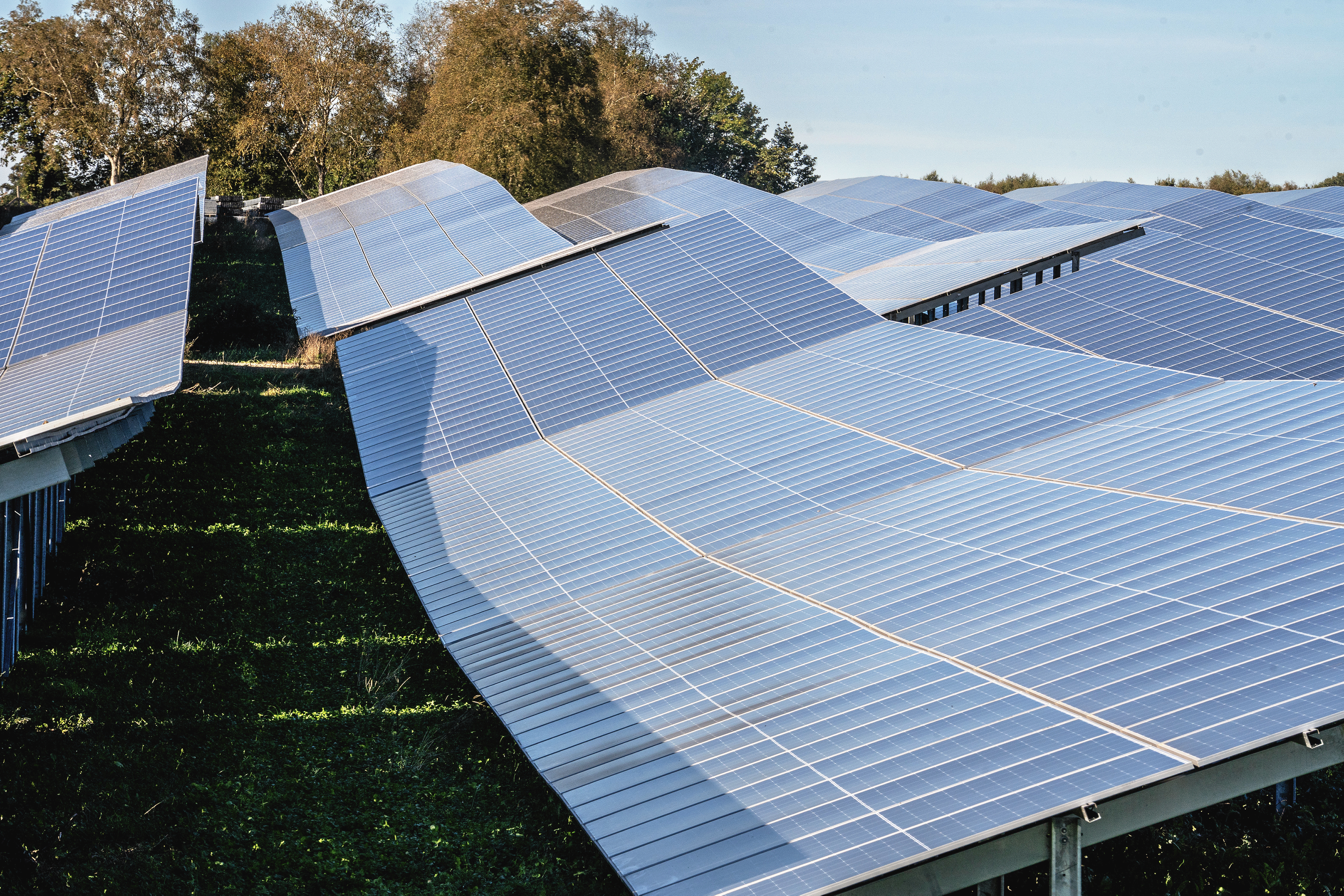 Solcelleplanerne modarbejder bestræbelser på at gøre byens smukke lystbådehavn mod syd til en integreret del af Nykøbings miljø med kunst-udstillinger, cafe-liv og rekreativt område, lyder det fra skribenten.