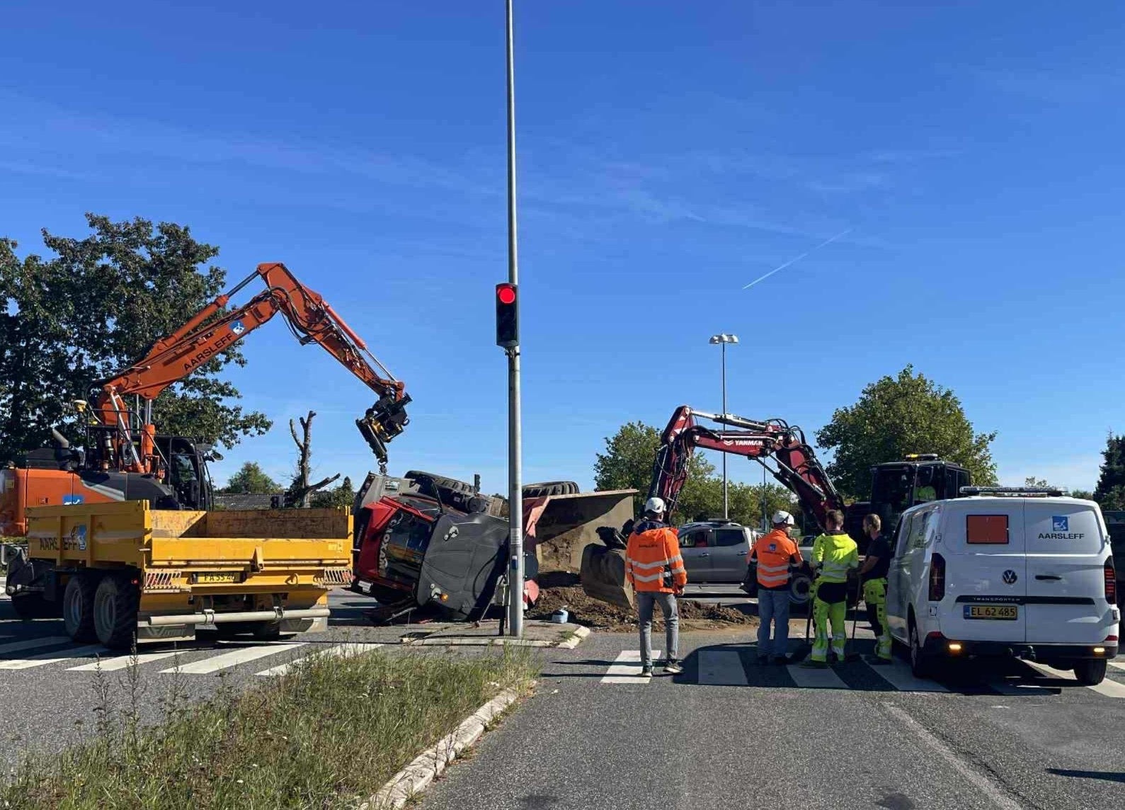 Der måtte gang i en del køretøjer for at få samlet jordmasserne op på vejbanen.