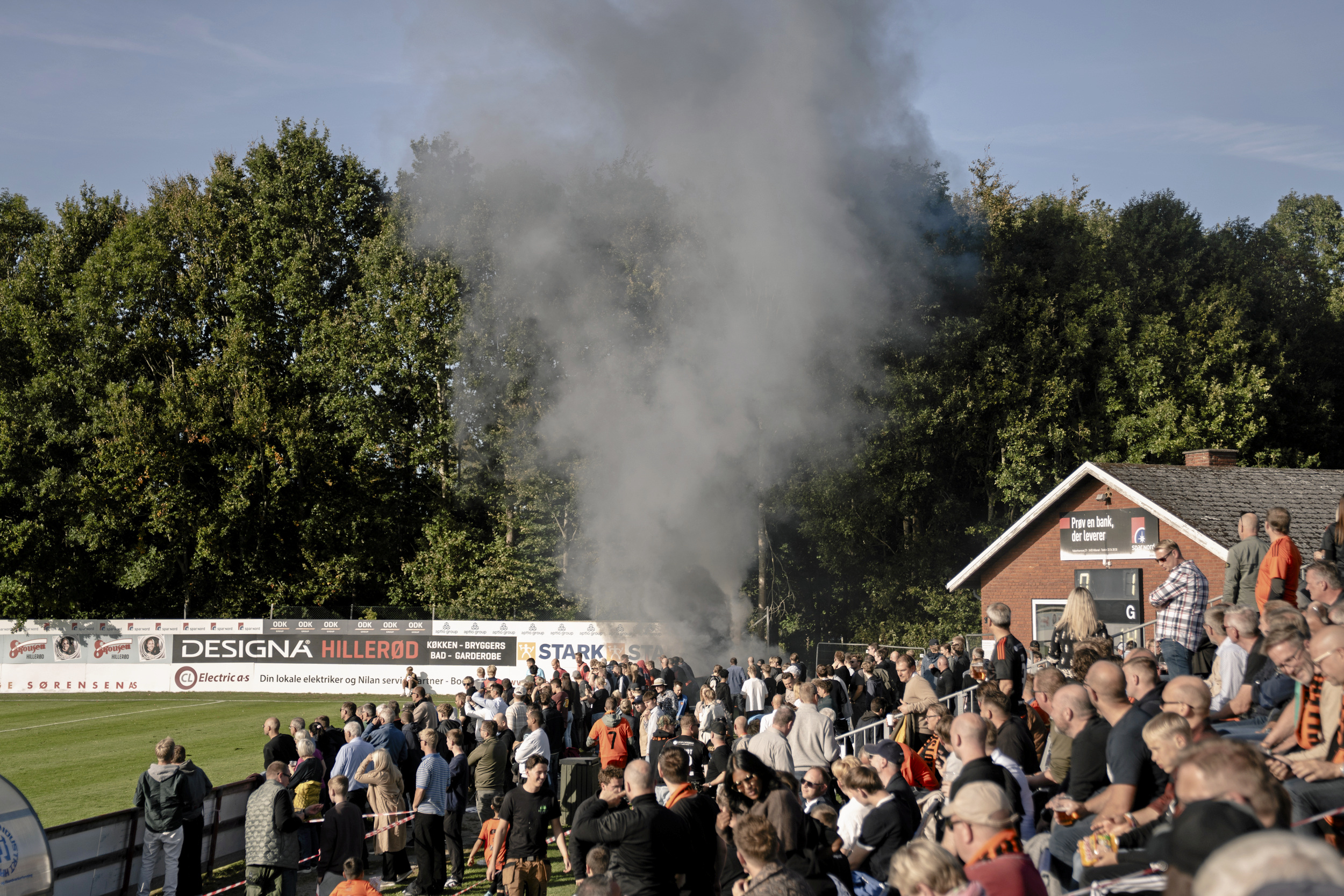 Er Hillerød Stadion langt ude på landet eller midt i en by? Appel til minister skal bringe orden i sagerne lyder det fra Konservatives gruppeformand.