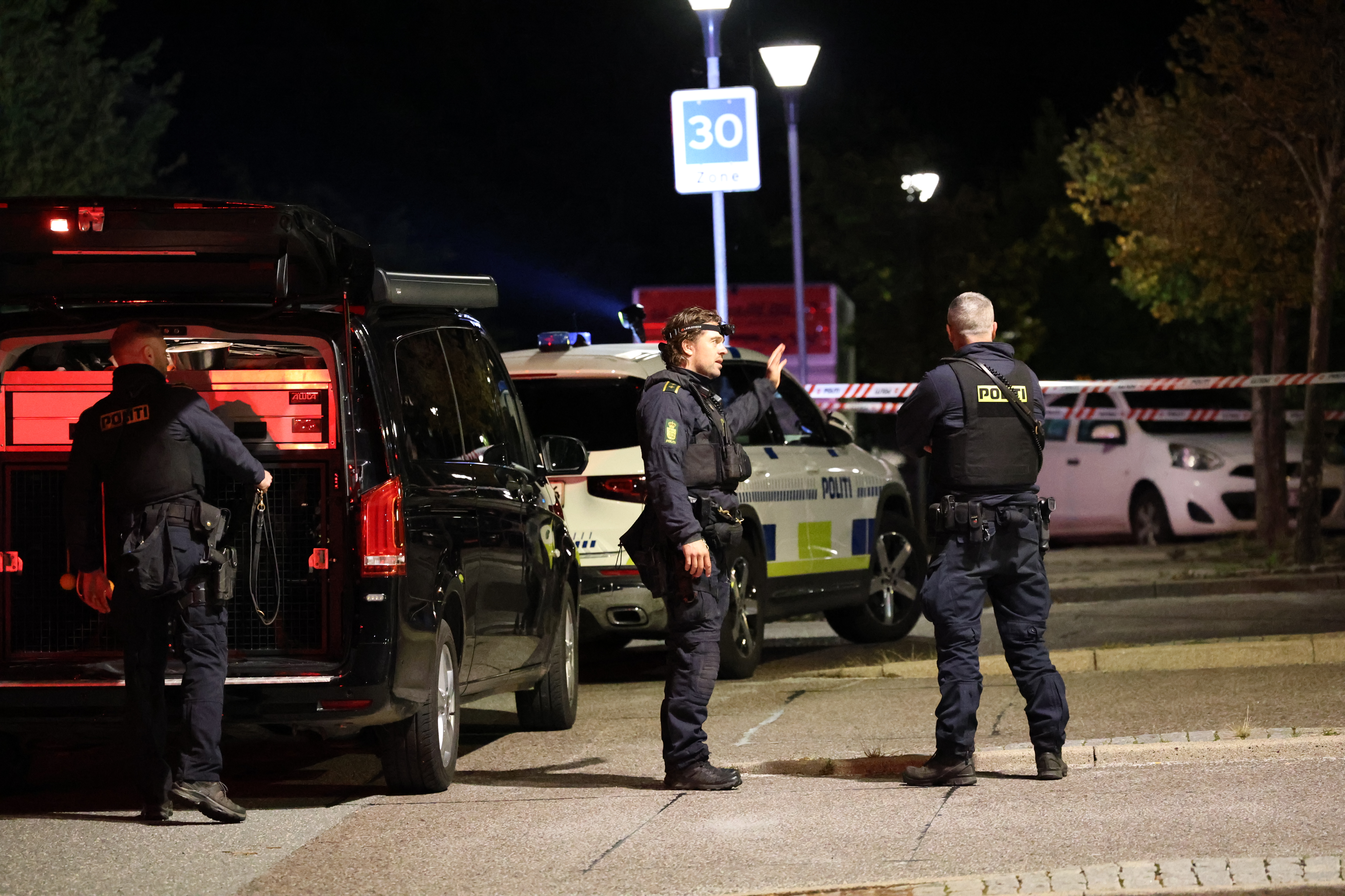 Politiet er rykket massivt ud.