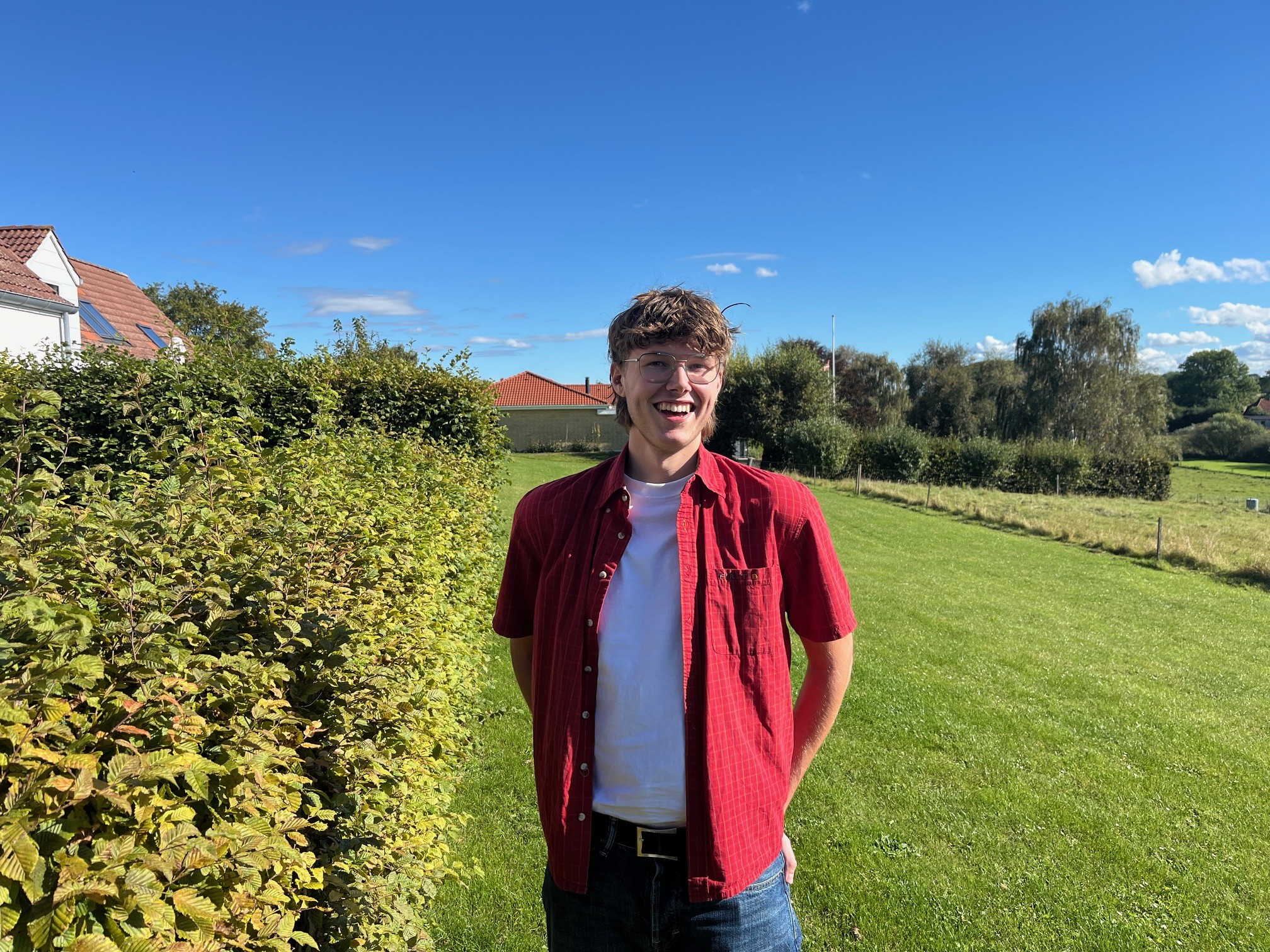 20-årige Mikkel Brandstrup Pedersen glæder sig over det flotte landskab ved bopælen.