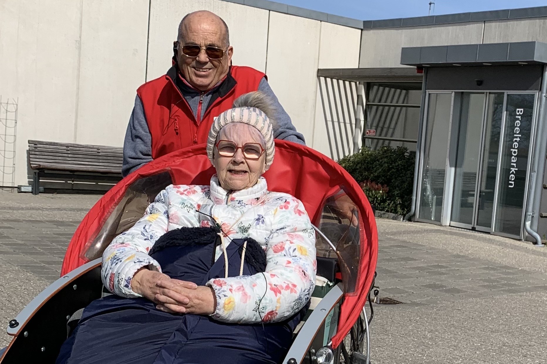 Niels Madelung på tur med Jette Wiigh Larsen fra Breelteparkens ældreboliger.