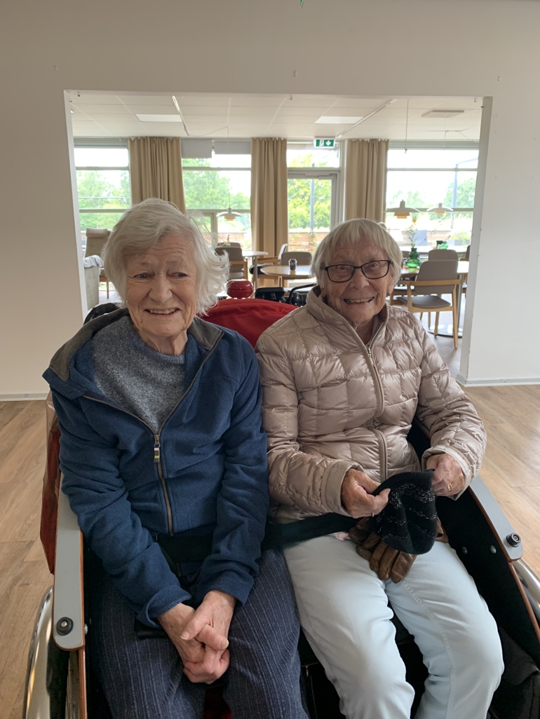 Inge Schur og Aud Carstensen på 101 år fra Breelteparkens plejehjem er klar til at komme på cykeltur i lokalområdet. Inge Schur og Aud Carstensen på 101 år fra Breelteparkens plejehjem er klar til at komme på cykeltur i lokalområdet.