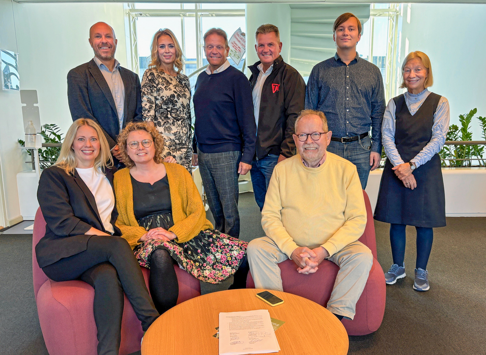 Glade og enige lokalpolitikere i Hørsholm efter at have underskrevet budgetaftale i efteråret. Bagerst fra venstre: Christian Wikström (V), Ann Lindhardt (V), borgmester Morten Slotved (K), Henrik Klitgaard (BL), Marcus Guldager (S) og Anne Ehrenreich (LAE). Forrest Maj Allin Thorup (K), Louise Zabel (SF) og Thorkild Gruelund (SK).
