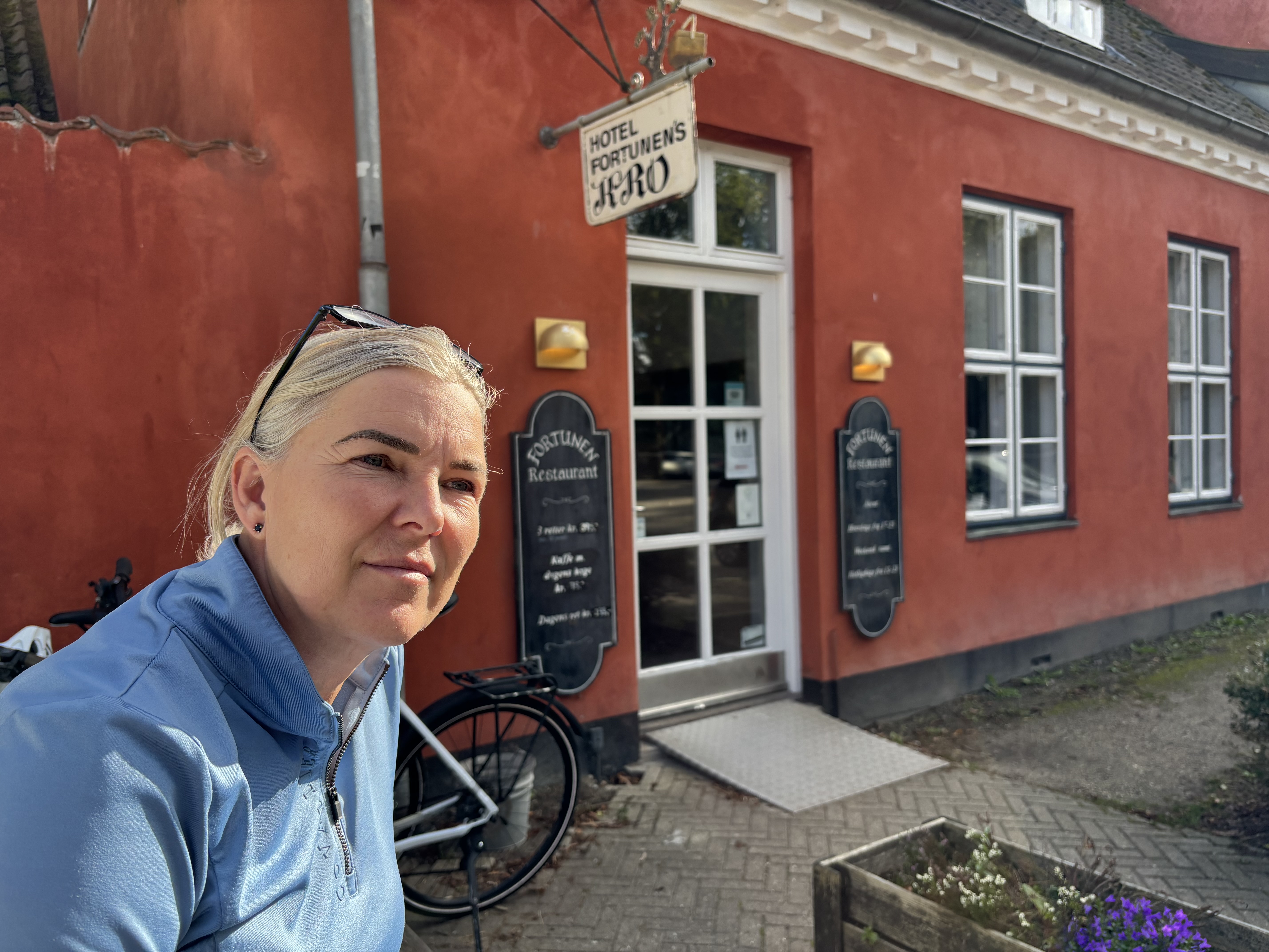 Bettina Andersen har mistet forpagtningen, som hun overtog fra sin mor. Tilsammen har de drevet stedet i 37 år.
