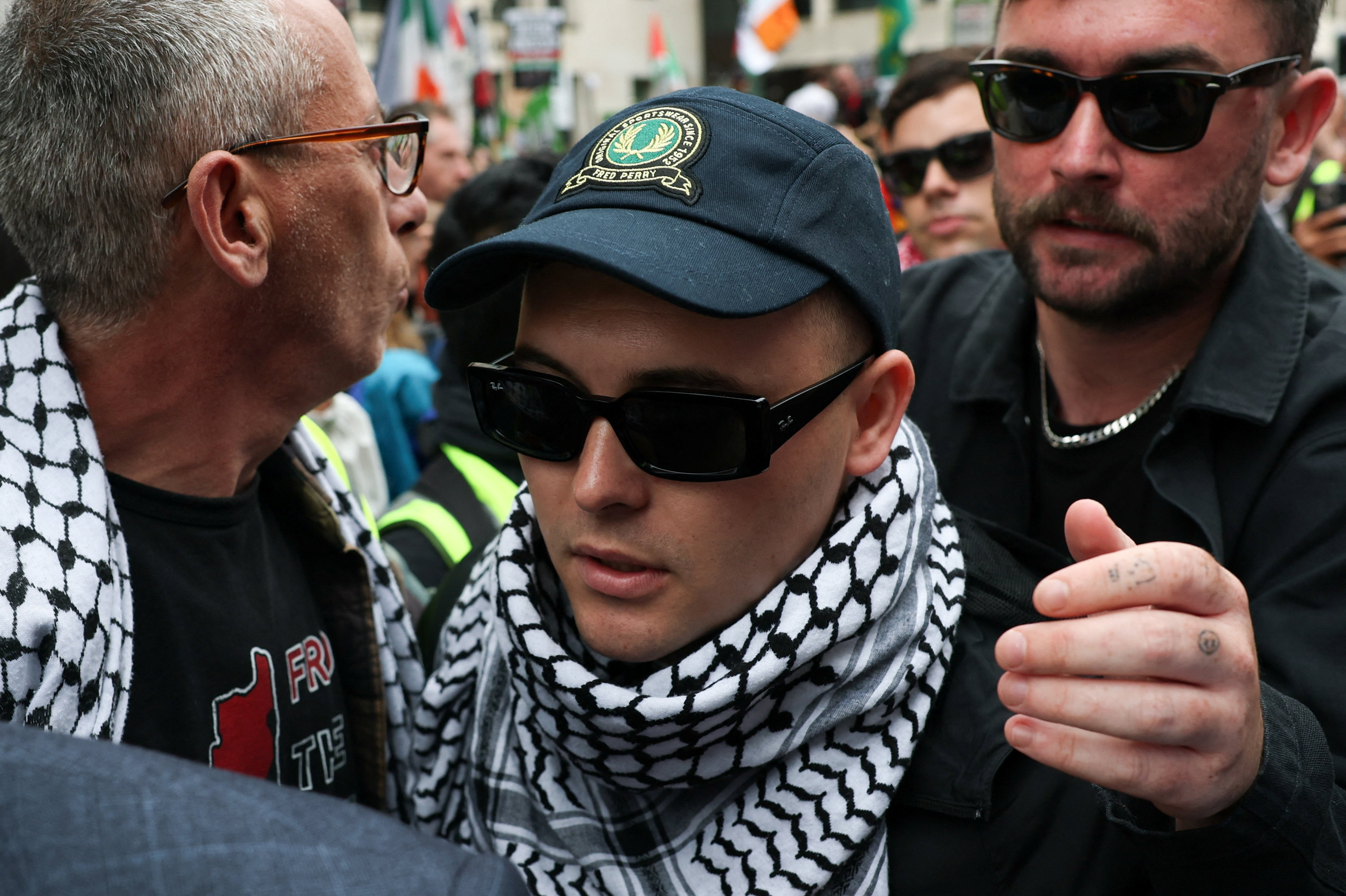 Medlem af Kneecap Mo Chara ankommer til retten i London i august. Han er tiltalt for terrorbilligelse under en koncert i november sidste år. (Arkivfoto).