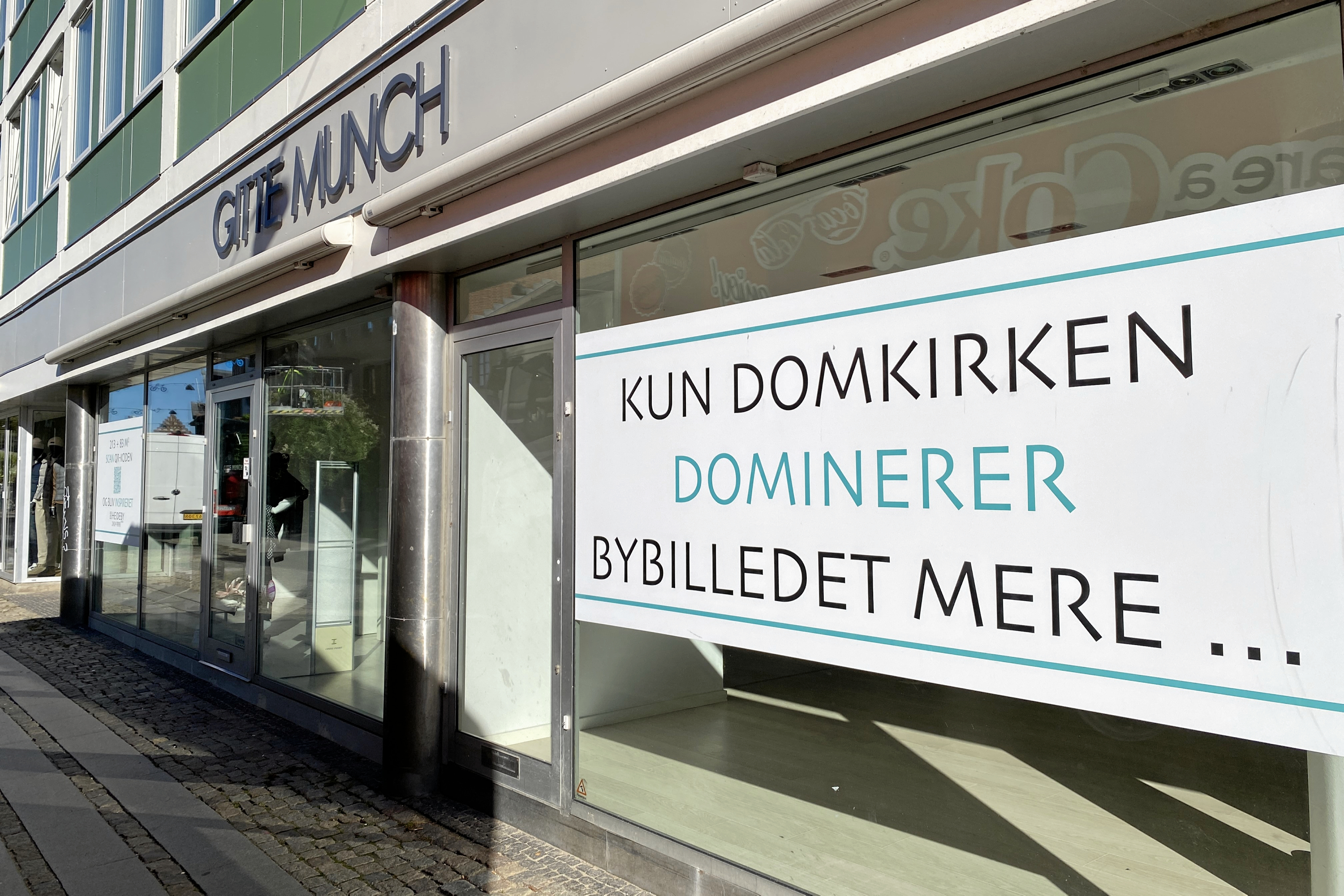 Mæglerens markante annoncer i bybilledet forarger en læser.