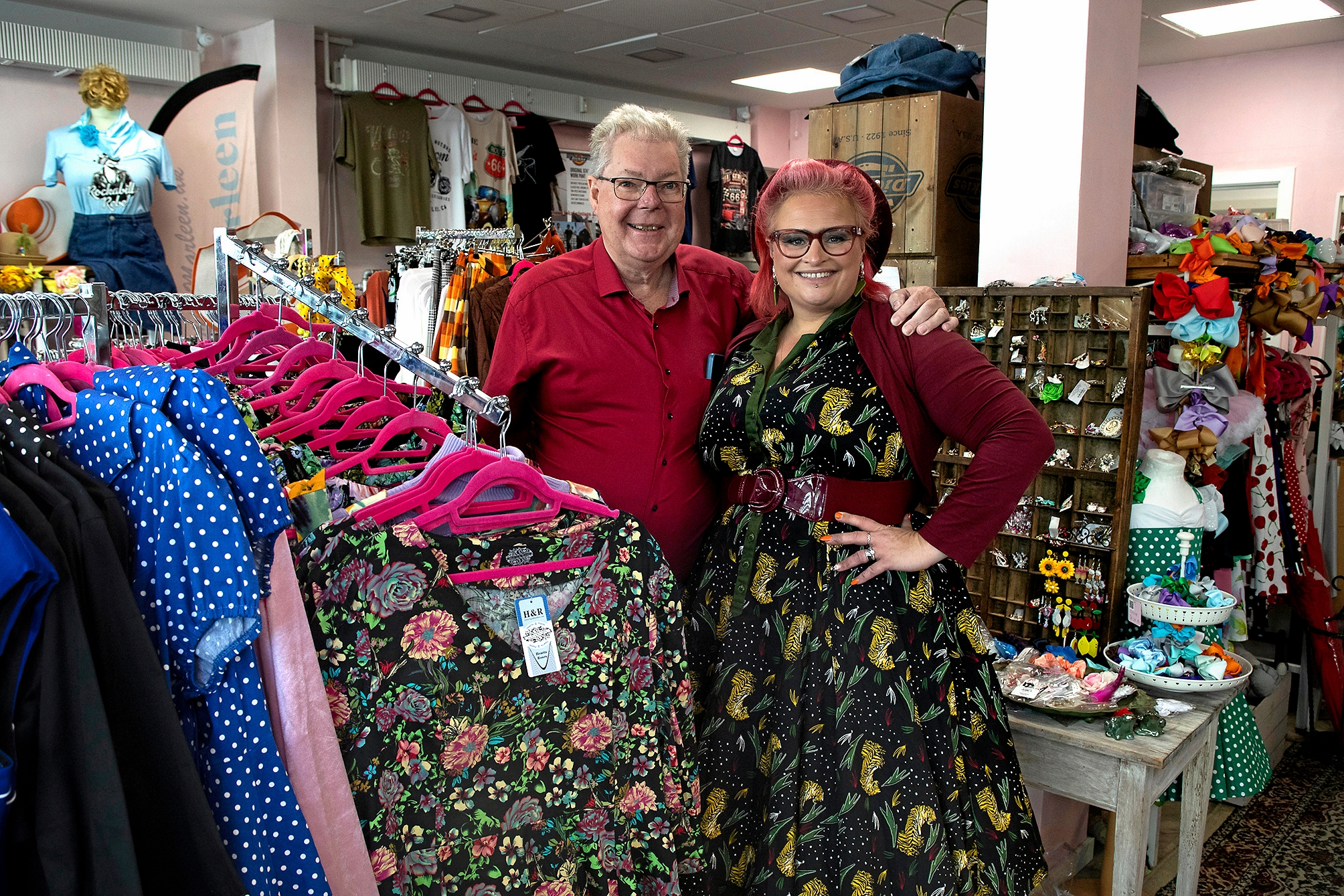 Henrik Schönheinz hjælper til i Lili-Marleen, der drives af hans kone og hendes to døtre. Her ses han sammen med en af butikkens medejere Lisbeth Sea Kibenich-Juul alias Miss Diva. - Kim Rasmussen Henrik Schönheinz hjælper til i Lili-Marleen, der drives af hans kone og hendes to døtre. Her ses han sammen med en af butikkens medejere Lisbeth Sea Kibenich-Juul alias Miss Diva.