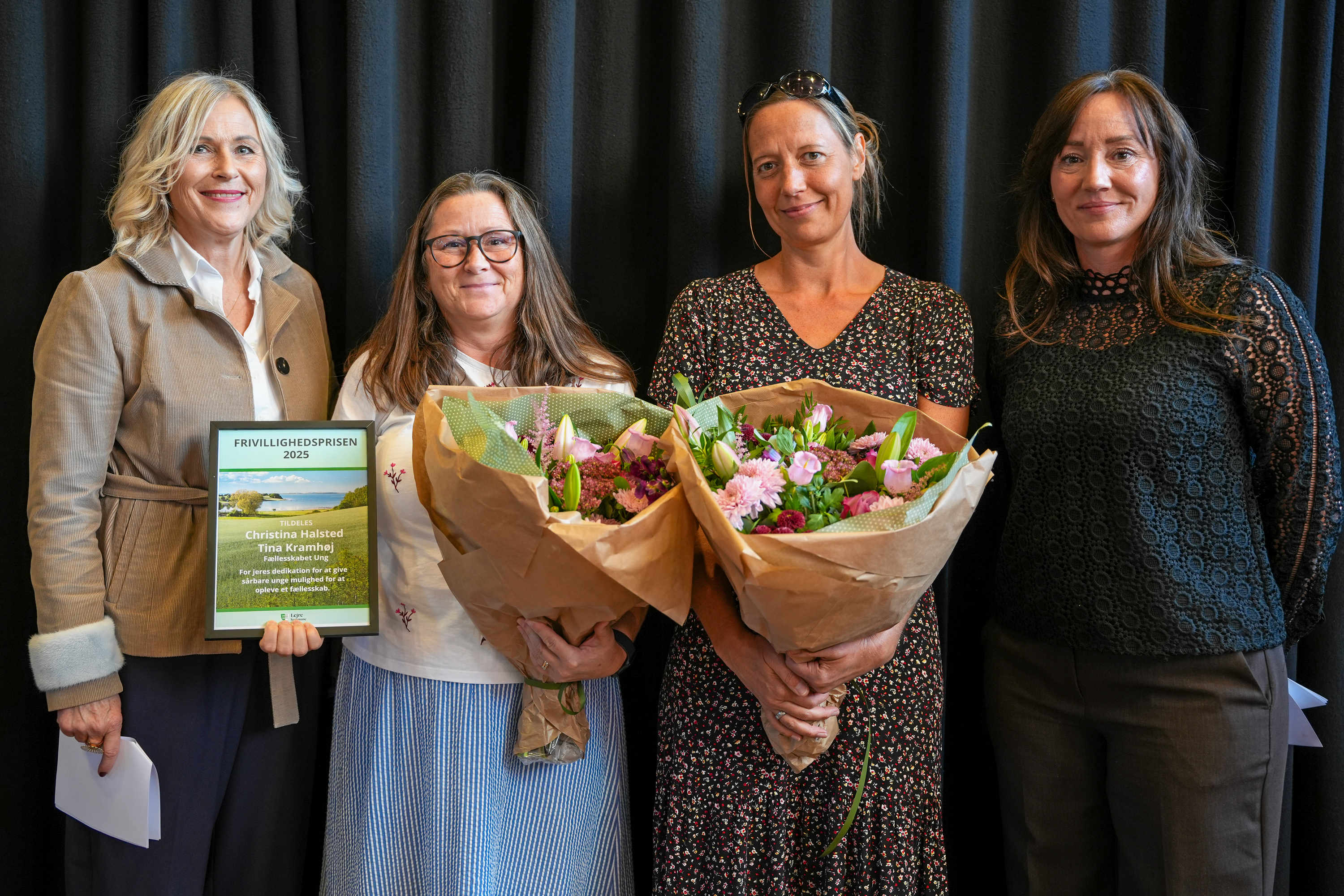 Christina Halsted (th med blomsterne) og Tina Kramhøft omgivet af Lejres borgmester Tina Mandrup (V) og udvalgsformand Ida Dyhr (K).