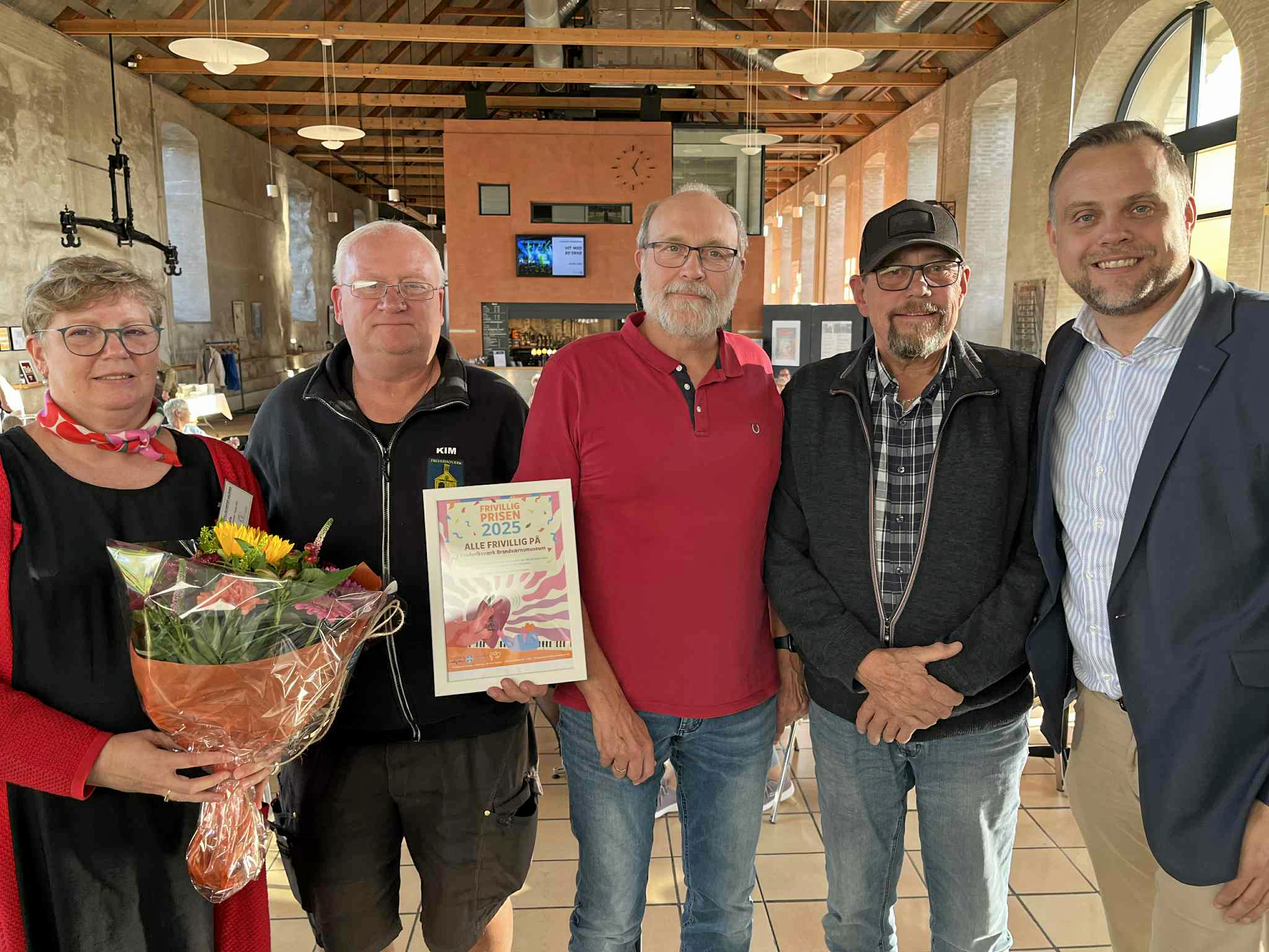 Brandværnsmuseets trekløver Kim Simonsen, Bieter Larsen og Jørgen Østfeldt sammen med Laila Svendsen og Steffen Jensen ved sidste års overrækkelse af Halsnæs Kommunes Frivilligpris