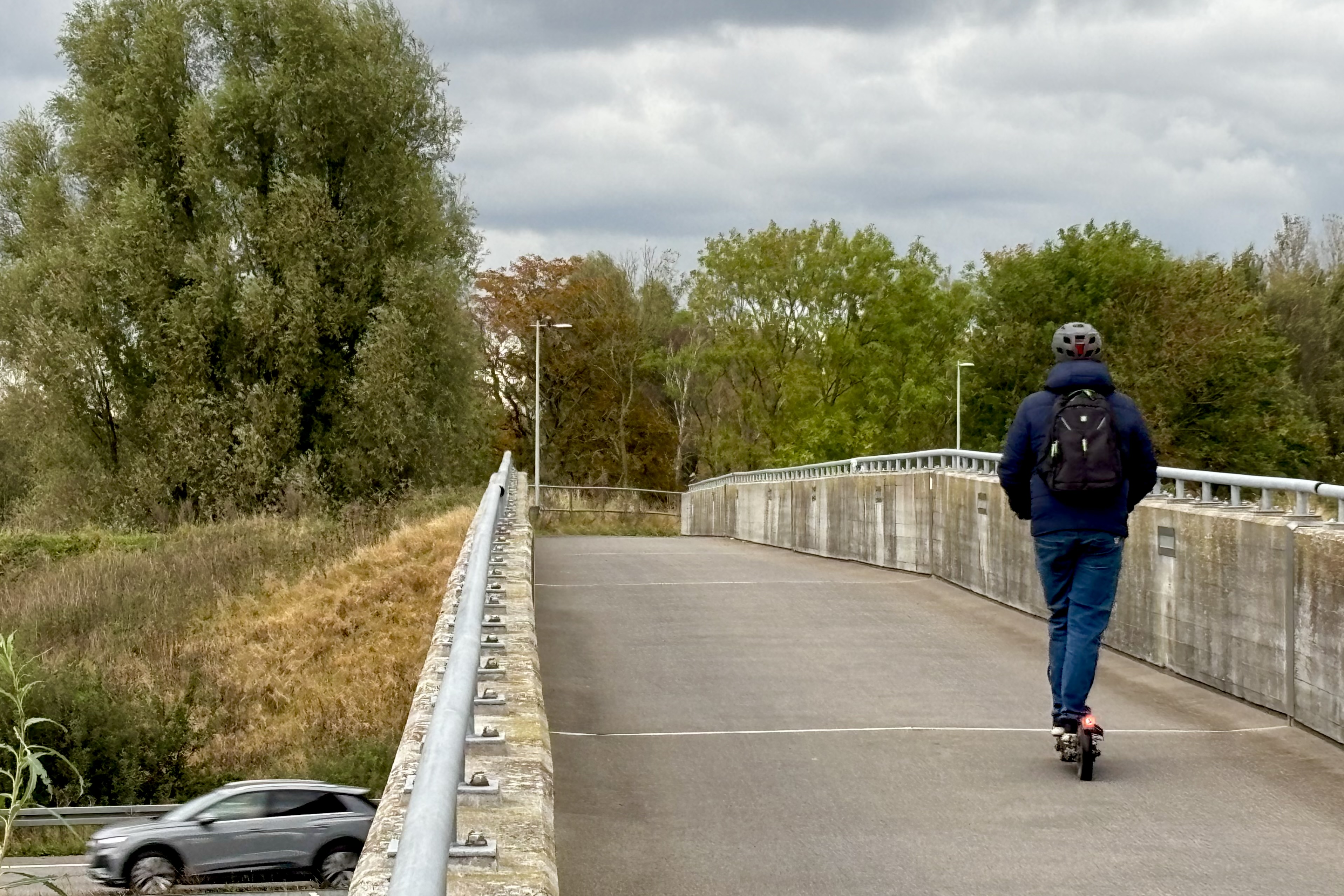Den 15-årige dreng kom på sin knallert, da gerningsmanden henvendte sig til ham. Politiet understreger dog, at der ikke er grund til utryghed ved færdsel på broen,