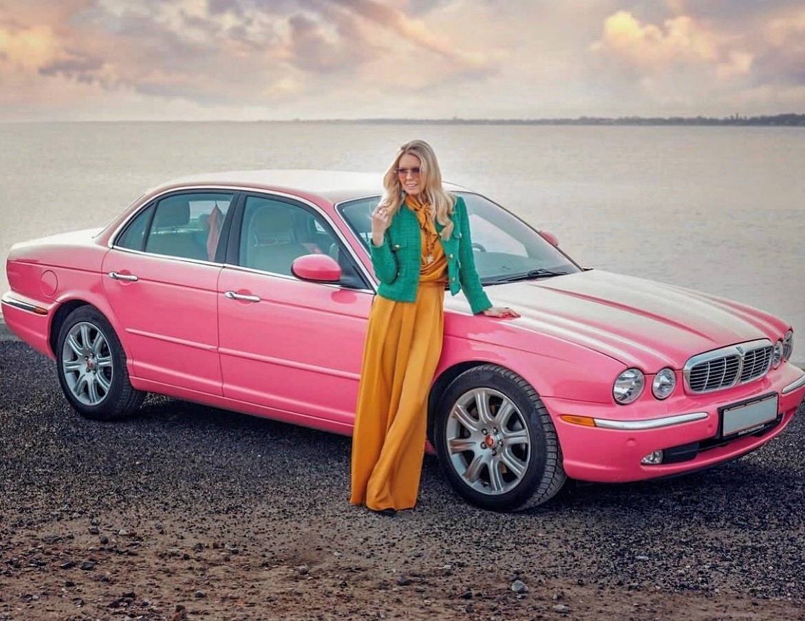 Maria Schøn stiller op i centret med sin lyserøde Jaguar lørdag den 8. november.