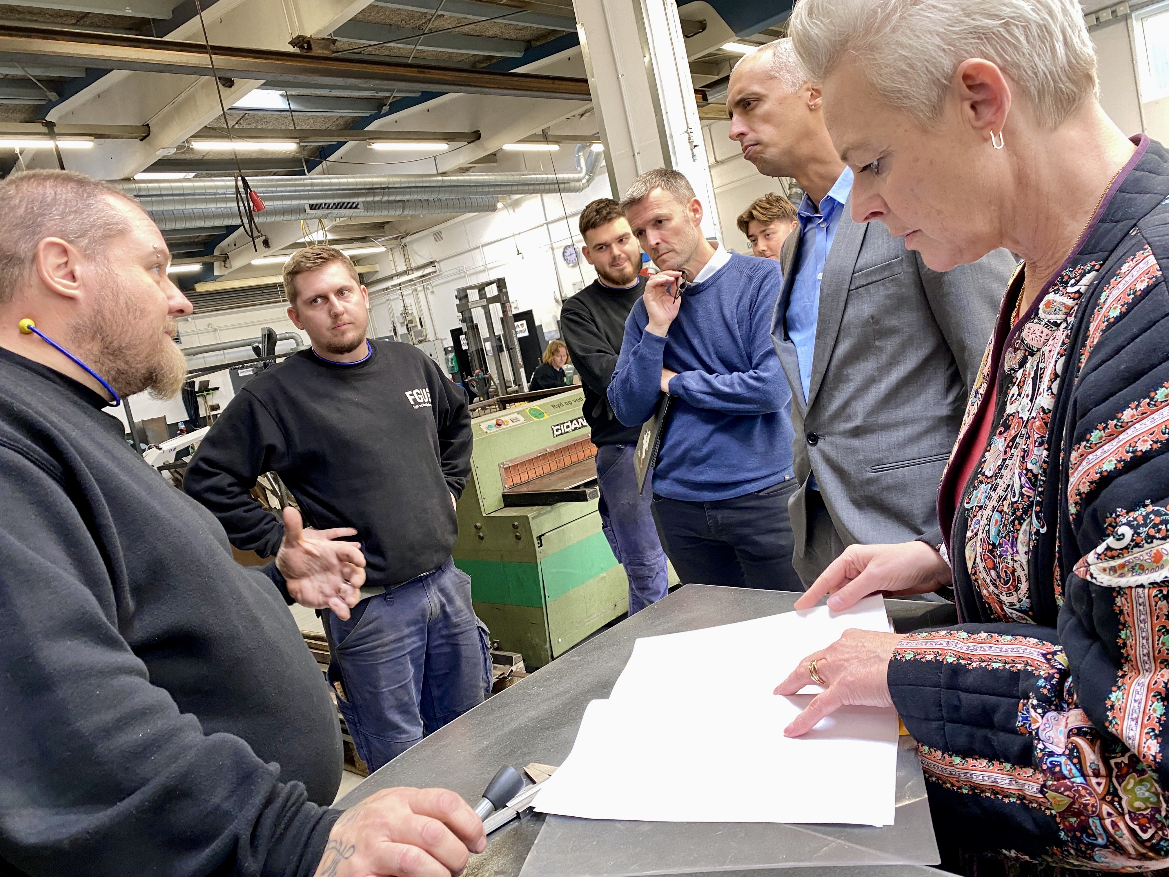 Den nye aftale skal få flere unge i uddannelse og job. Billedet her er fra et tidligere besøg af børne- og undervisningsminister Mattias Tesfaye (S) på FGU-skolen i Korsør.