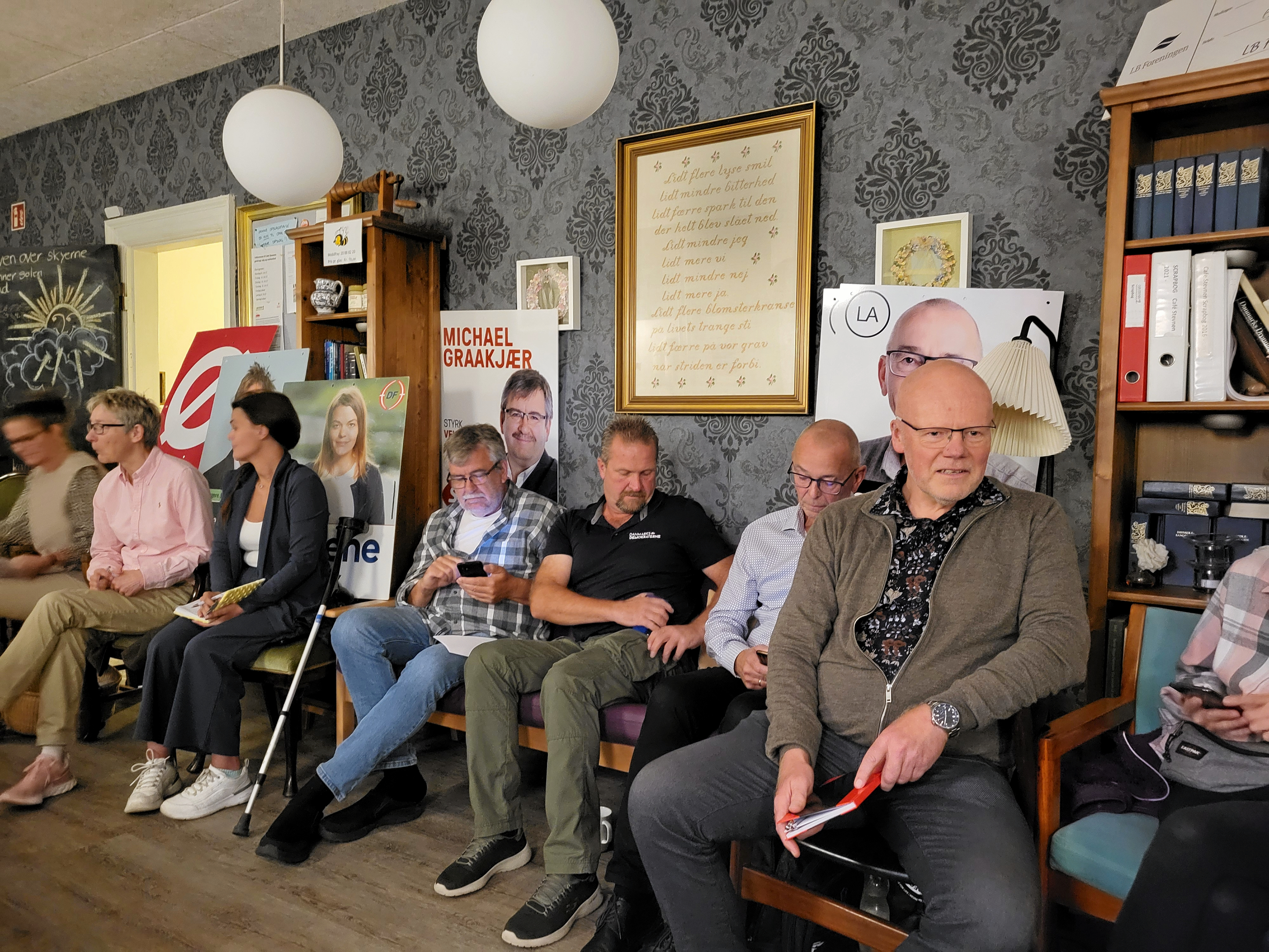 Valgdebat fra venstre: Birgitte Thrane (EL), Susanne Rønn Haunsvig (K), Helene Brix Petersen (DF), Michael Gråkjær (SF), Anders Lund Nielsen (DD), Bjarne Nielsen (LA), Kim Kær Nielsen (V). Joy Eslander (Alternativet), Henning Urban Dam (S), Line Krogh Lay (R) og Mogens Haugaaard (M) deltog også, men er ikke på fotoet.