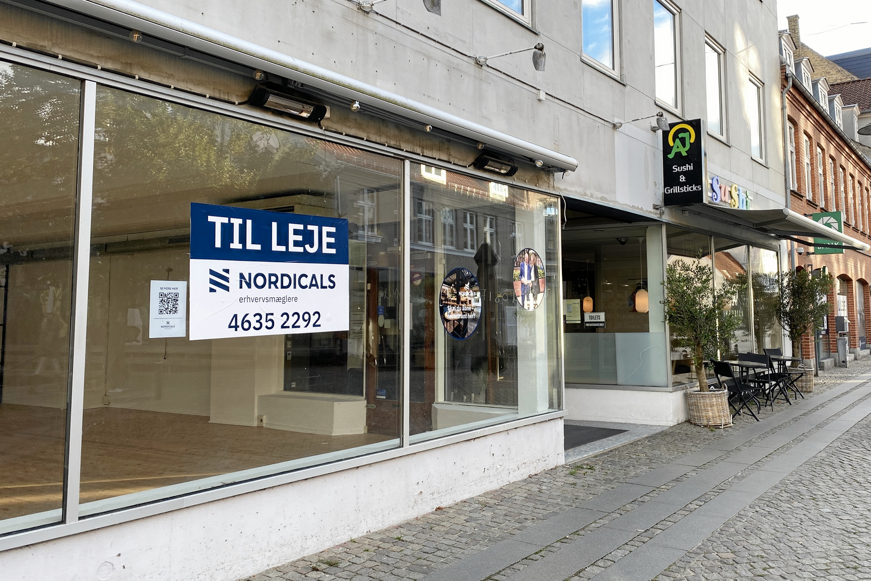 AJ Sushi har længe haft to tomme lejemål som naboer. Algade 26, hvor Burgerklubben holdt til, og Algade 24, hvor Jyske Bank lå inden flytningen til Industrivej.