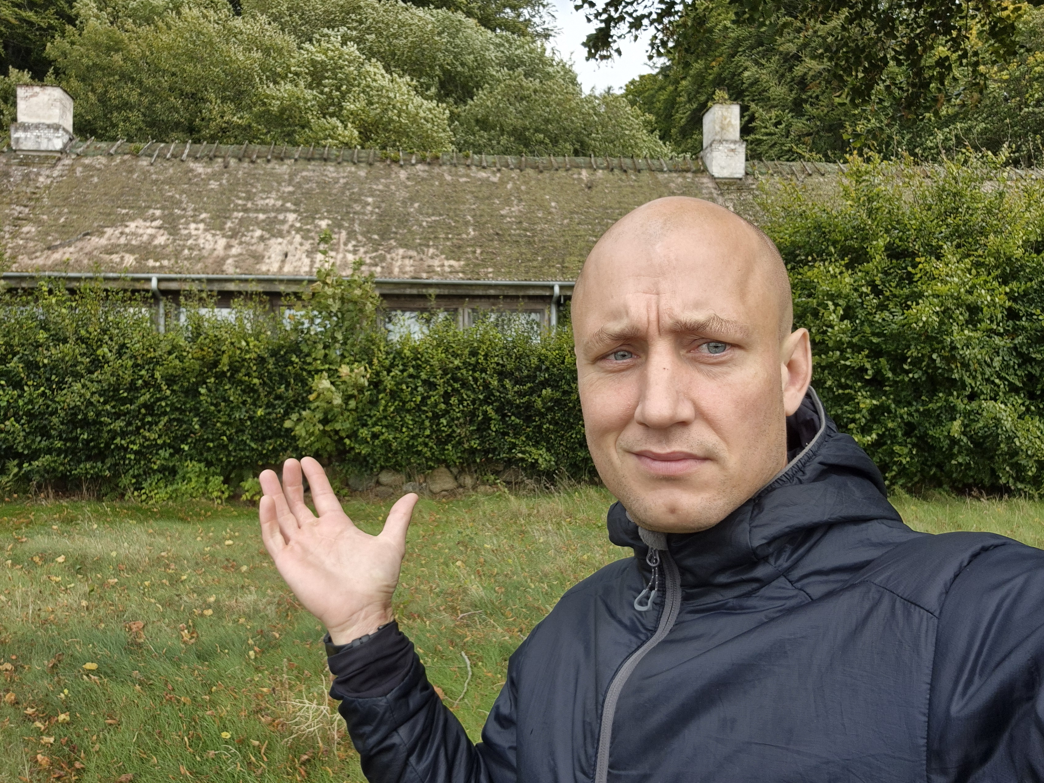 Carl Emil Møgelvang Nielsen foran Julebækhus.