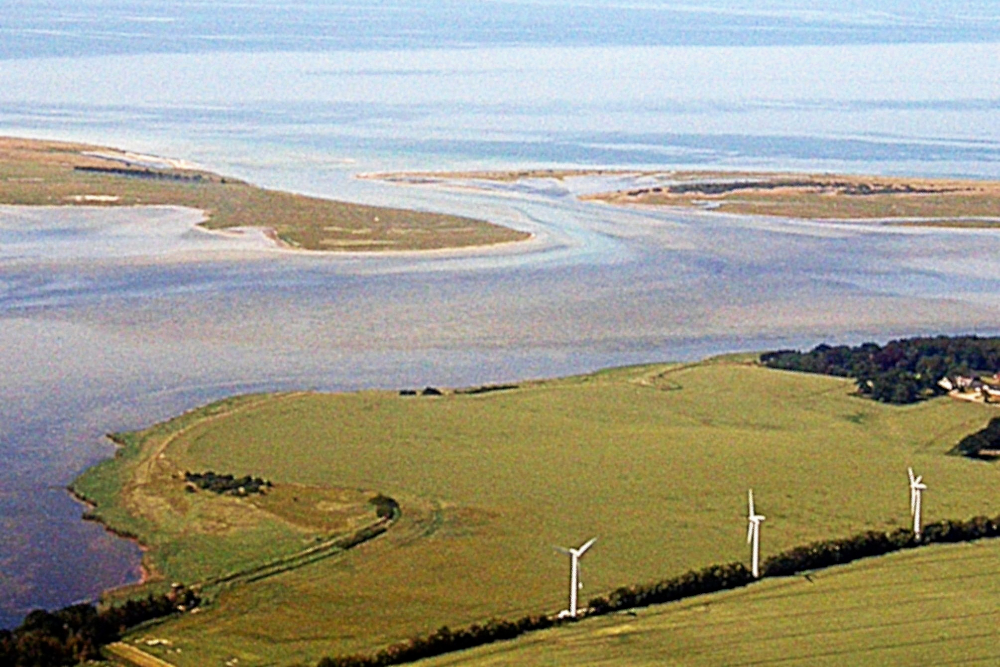 De tre møller ved Dybsø Fjord - her fotograferet fra en helikopter - skæmmer naturen.