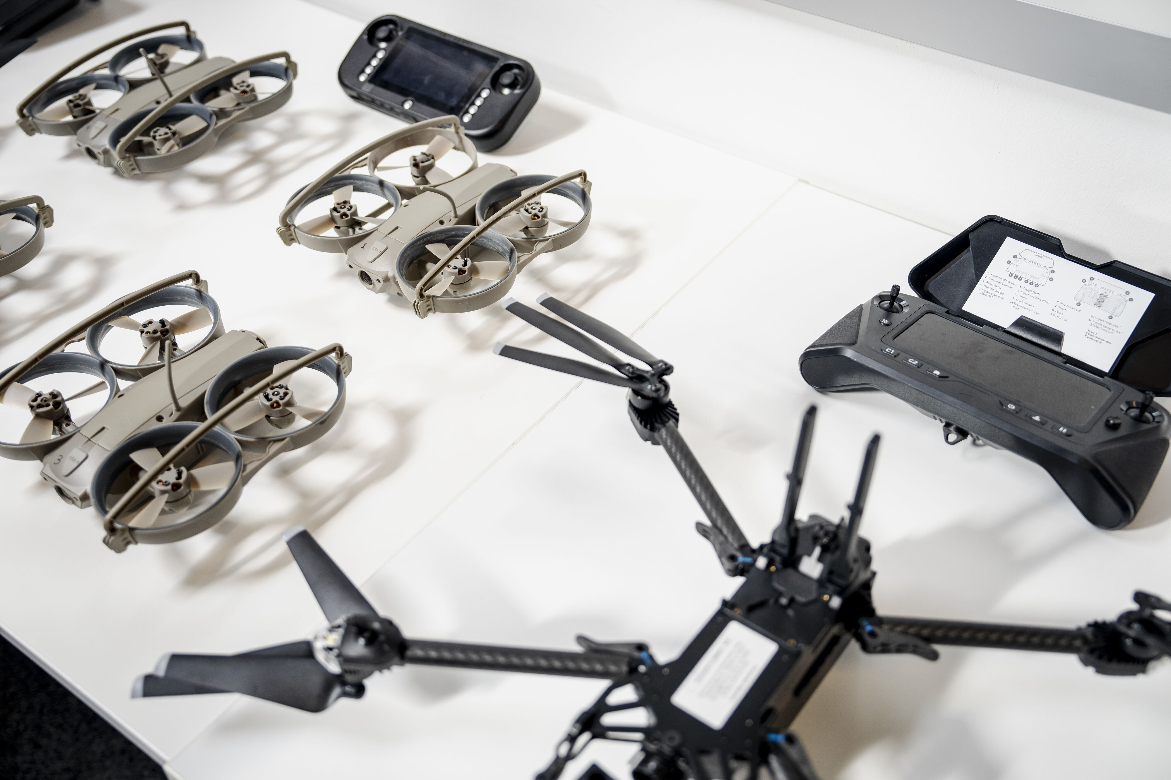 Droner bliver vist frem i forbindelse med lanceringen af et nyt dronetestcenter i Odense. Projektet "Drones 4 Defence" vil udvikle teknologi, der kan anvendes i mange forskellige typer droner. (Arkivfoto).