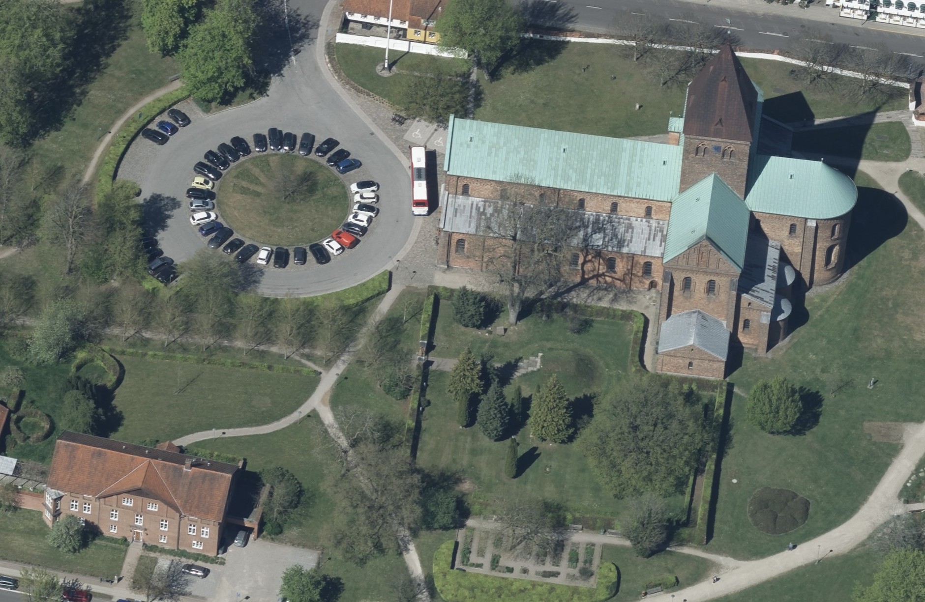 Sognegården ligger lige ved siden af Sct. Bendts Kirke i Ringsted.