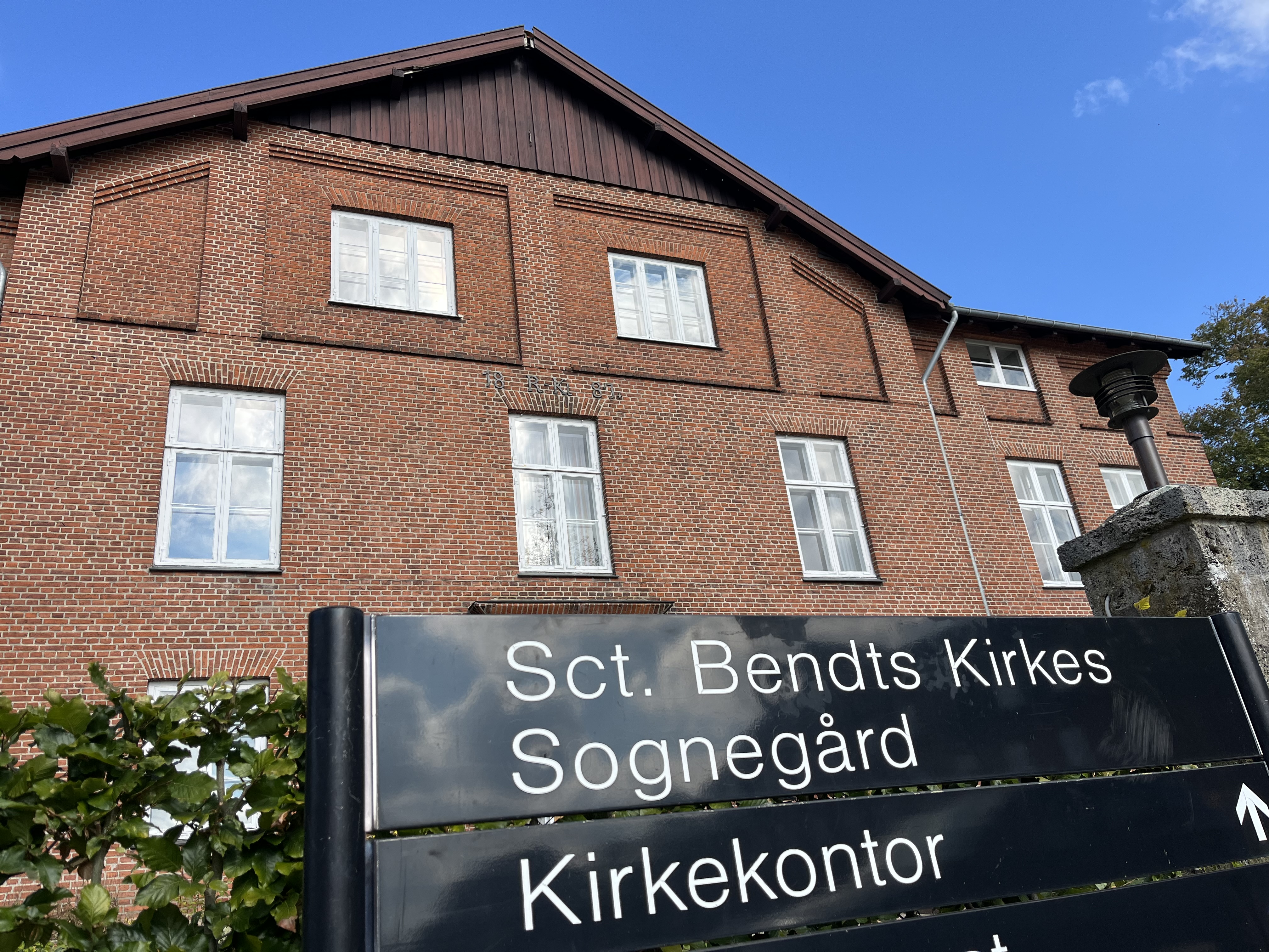 Rambøll kommer fortsat til at tjene mange penge ved at rådgive sognet om renoveringen af sognegården.
