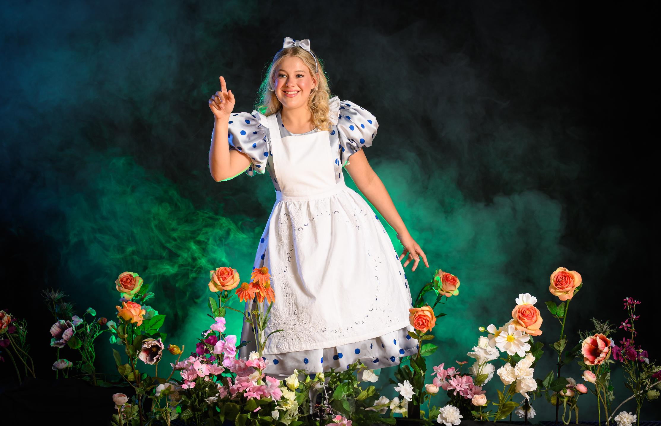 18-årige Emma Grant Rosendahl har hovedrollen i ny opsætning af "Alice i Eventyrland", der spiller i Glassalen i Tivoli.