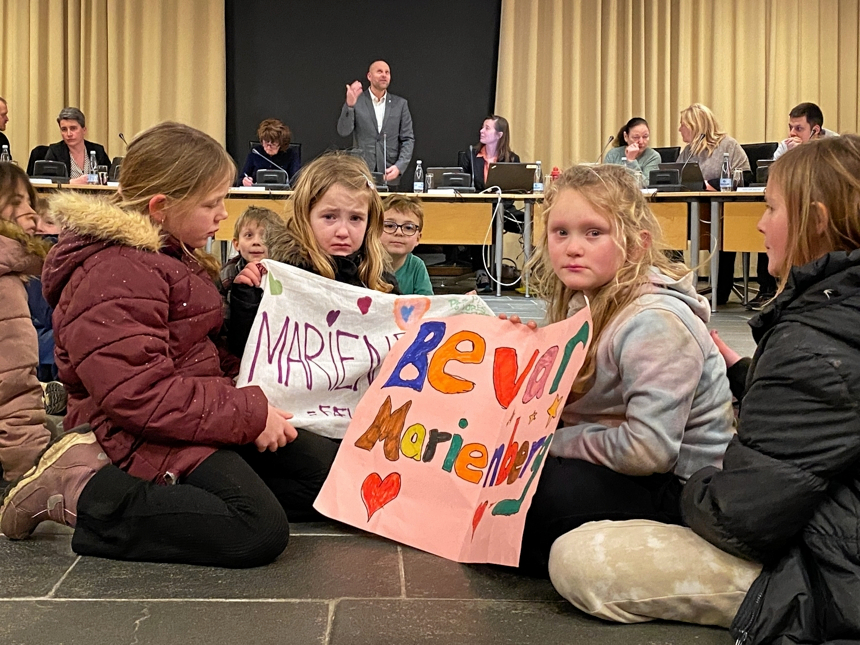 Grådkvalte børn fra Gåsetårnskolen afdeling Marienberg midt i byrådssalen omgivet af politikere. De mistede deres skole.